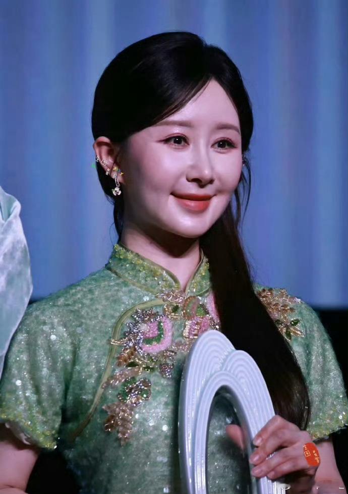 #舒畅38岁的状态#
舒畅38岁这个状态怎么样[思考]9月17日，舒畅与宋佳身着浅绿礼服同台。多位网友描述舒畅脸部“膨得有点奇怪”“笑起来僵”，与宋佳的自然舒展形成反差。
相关话题登上热搜，不少评论惋惜其“灵气消失”，称脸部状态不如大7岁的宋佳耐看。也有观点认为舒畅保养得当，穿白衬衫扎双马尾时 ​
