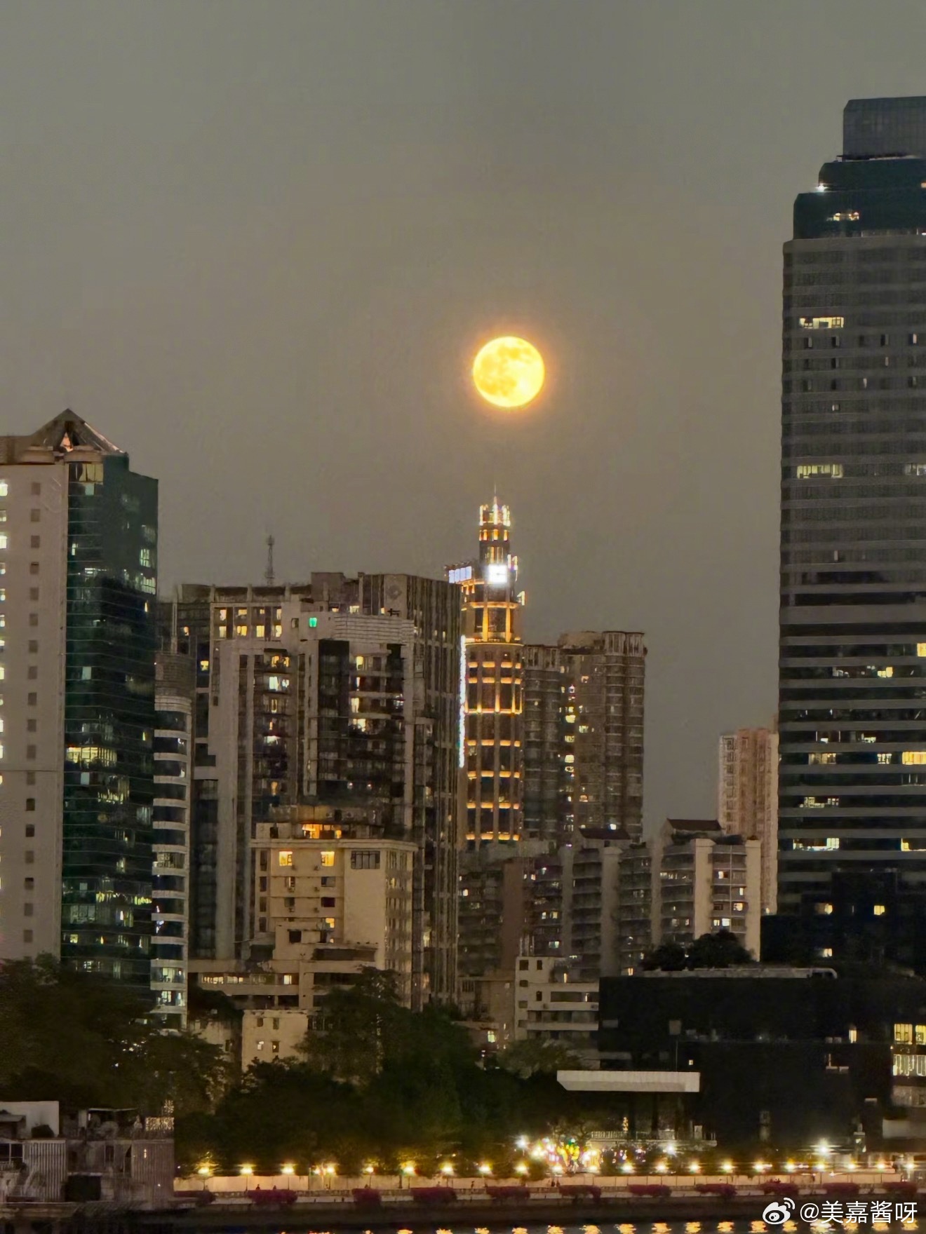 今天的月亮太美了特别震撼，向往梦幻的生活超级月亮 ​​​