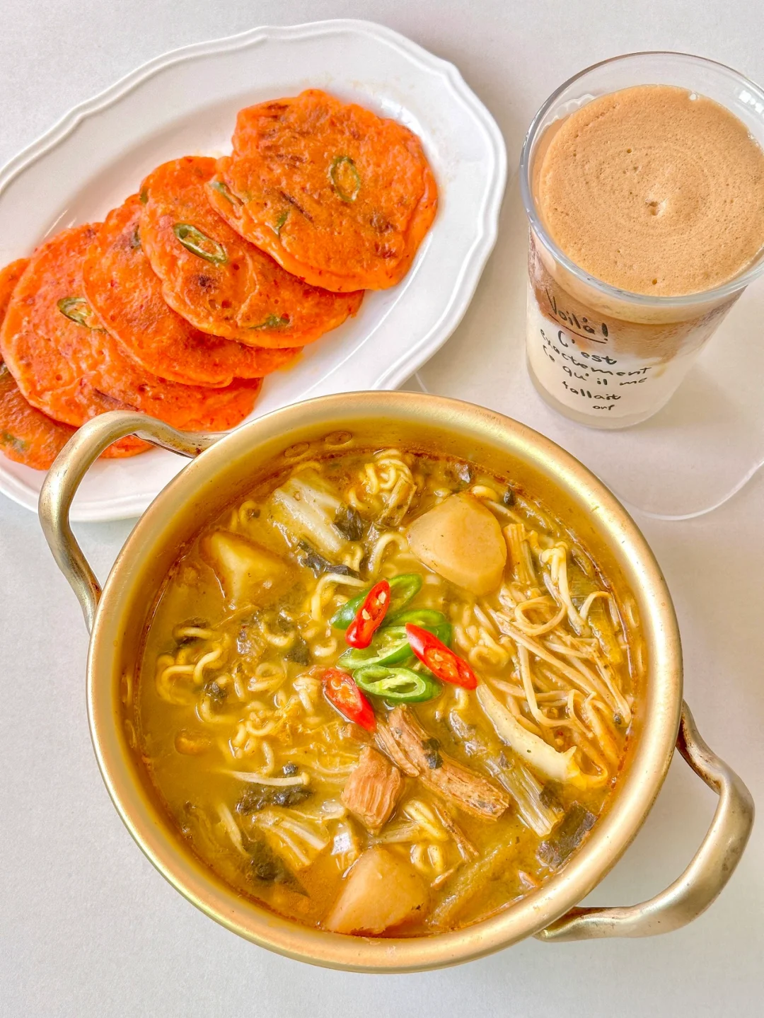 十分钟搞定🇰🇷韩式泡菜饼&土豆猪骨肉汤🥘