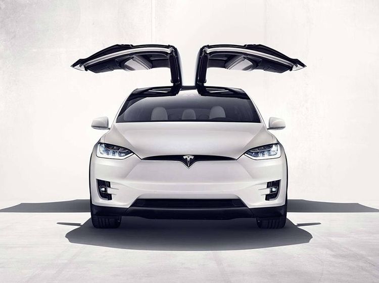 特斯拉一个月降价两次惹怒新车主，刚提车3天亏1万，官方回应让人心凉
 
特斯拉在短短一个月之内连续两次下调售价，不少刚提车没多久的新车车主，直接遭遇大额差价，有车主提车仅仅三天，车辆账面直接亏损一万元。很多车主找到品牌方讨要说法，得到的官方回应，让不少人心里觉得失望。
 
汽车市场价格波动，很多消费