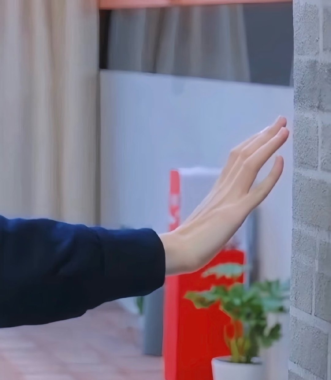 老贺的手一会成男一会纤细。。好美妙 ​