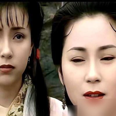 黄蓉快七十了还在荧幕上当少女，这事越来越离谱。
徐克那版《射雕》，庄达菲往那一站，脸上光滑得能反光。磨皮开到顶，哪还有半点襄阳城头吹了几十年风沙的样子。原著里黄蓉守城守到满头白发，丐帮帮主，一双眼看尽生离死别。那股子江湖的硬，全被滤镜糊没了。
再看剧版《金庸武侠世界》，包上恩演黄蓉，更幼态。不是
