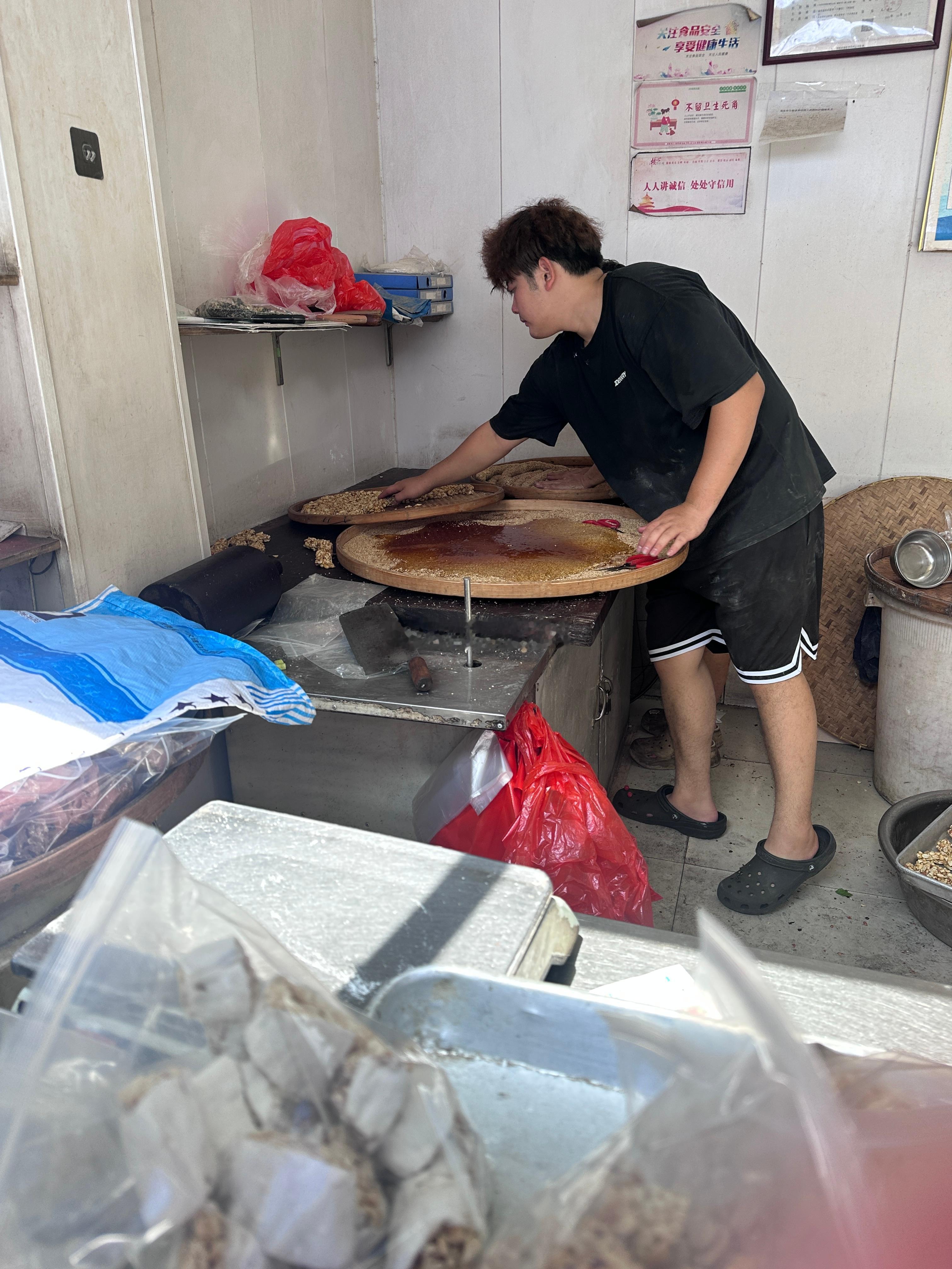 名古屋亚运会女子标枪决赛，18岁中国小将严子怡第一投掷出70米46，一举打破亚运会纪录并强势夺金，让主场作战的日本奥运冠军北口榛花赛后掩面哭泣。  一、一枪定乾坤的战况- 首投即夺冠：决赛第一轮，严子