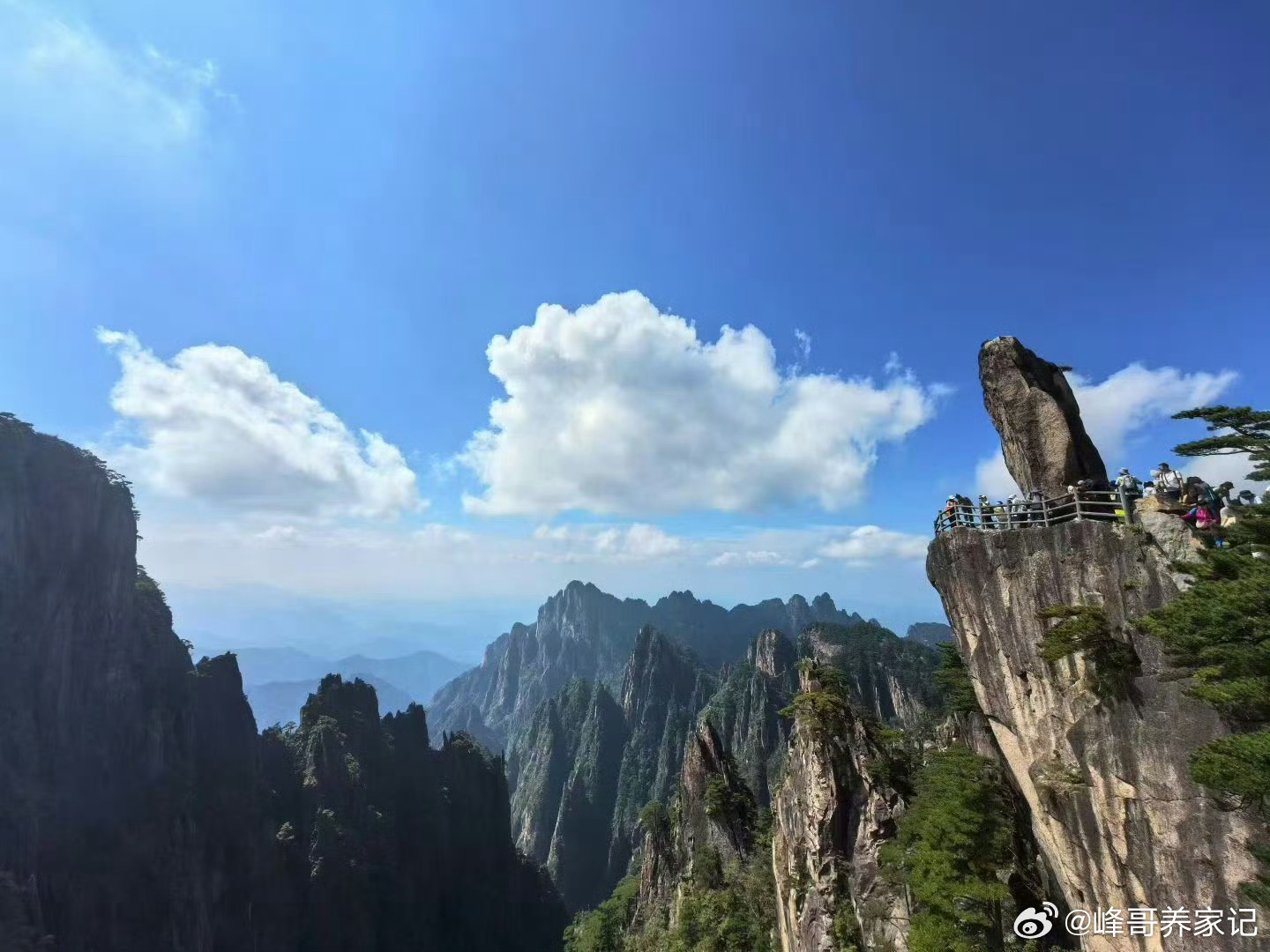 【#国庆假期游客把县城挤到限流#】#国庆反向旅游迎来新变化#国庆小长假过半，截至10月4日，国庆景区热度Top10被小城包揽：河头老街、沙坡头、葛仙村、琅琊古城、万岁山武侠城、拙政园、婺源篁岭、九寨沟、黄山、泰山。其中万岁山武侠城热度同比暴增22倍，黄山增4倍，葛仙村增3倍，九寨沟、万岁山等多日 ​