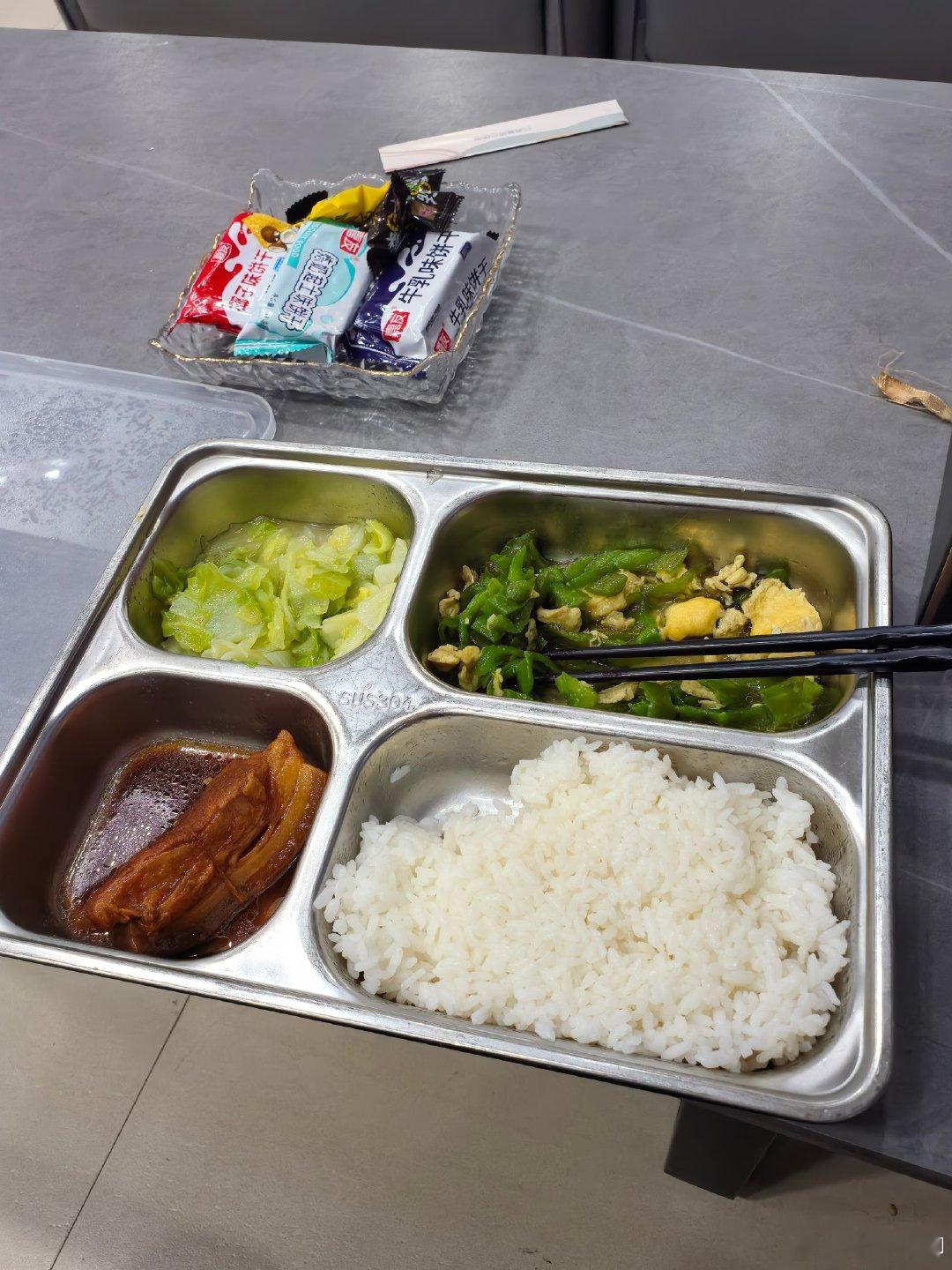 标致的饭没怎么吃过，时间太久忘记了；
宝马的标准低于雷克萨斯；
丰田印象中最普通的，呵呵！ ​