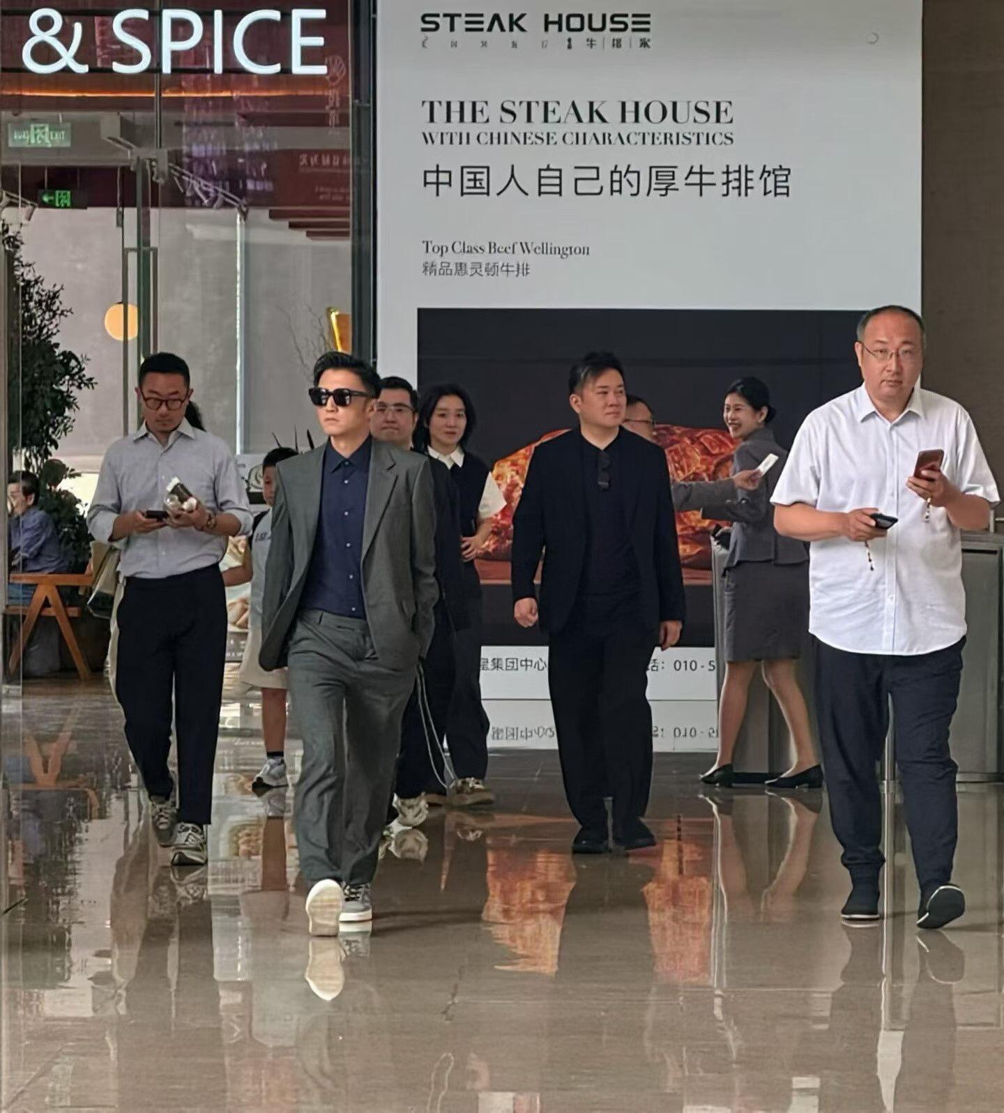 谢霆锋七夕不谈恩爱，专心搞事业太帅了
 
45岁谢霆锋七夕不走浪漫套路，别人忙着秀恩爱，他只身赴北京谈大合作！
 
他一身西装混搭小白鞋，气场松弛又霸气。87岁正大集团董事长亲自接待，全员高层陪同，排面直接拉满。
 
此行不是作秀，是为锋味品牌对接供应链、深耕预制菜赛道。他亲自下厨试品，务实又专业。