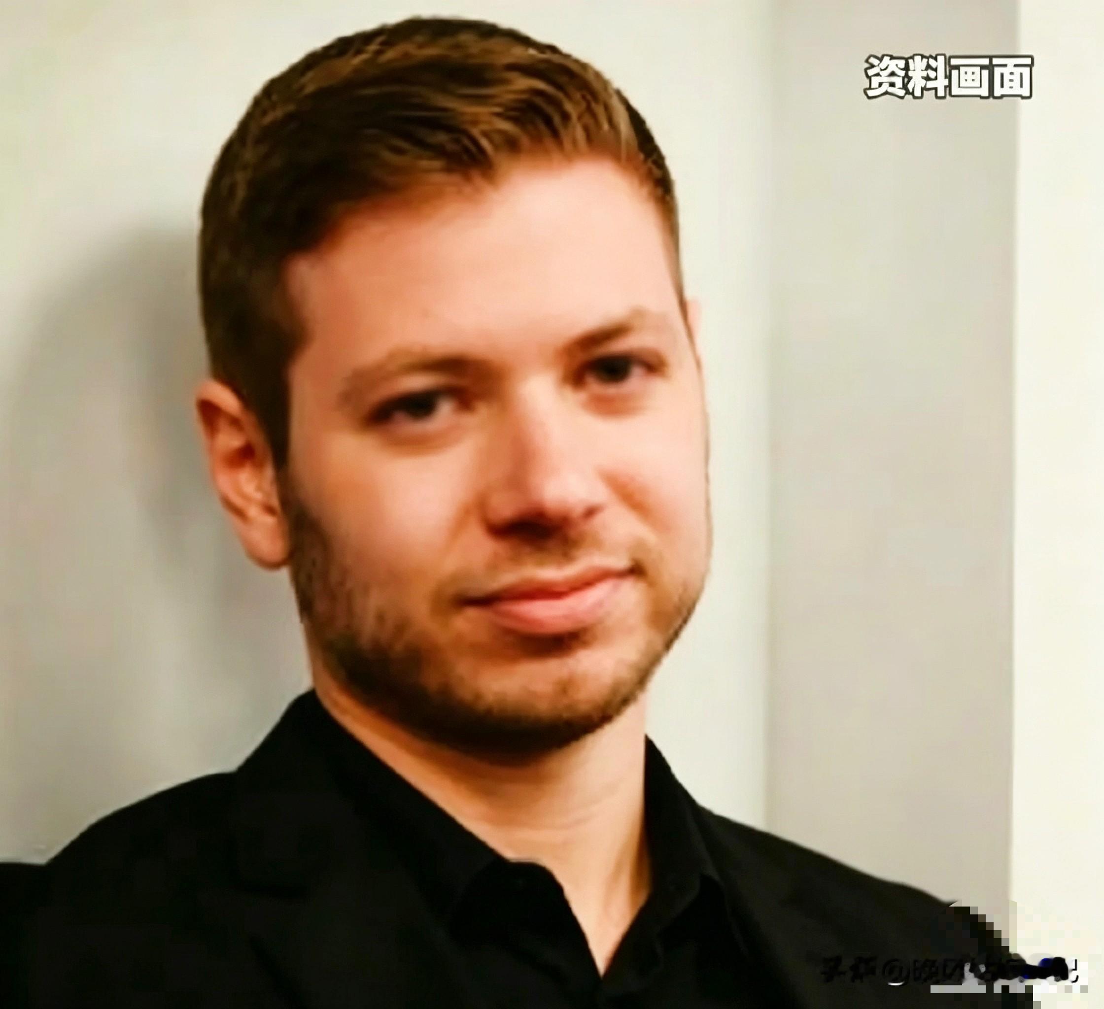 这事儿确实挺邪门的。

内塔尼亚胡的大儿子亚伊尔，好好的日子非得躲在美国迈阿密当“寓公”。本以为隔着大西洋能躲个清静，结果呢？伊朗方面的情报人员活动范围已经逼近对方周边，

这可不是闹着玩的，辛贝特甚至不得不从总统的安保团队里抽调人手，火急火燎地把他接回国。倘若并非存在确凿的现实风险信号。以色列至于