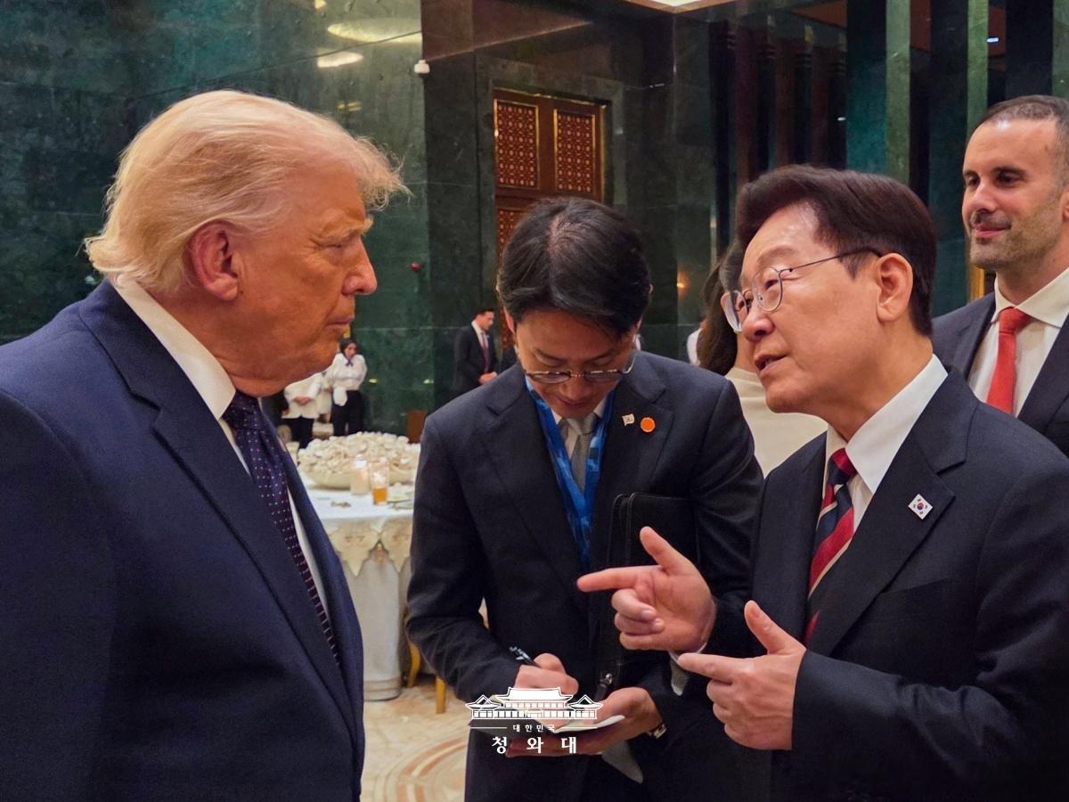 【李在明接受美联社采访：韩美仍愿无条件与朝鲜对话】正在美国访问的#韩国[超话]# 总统李在明当地时间21日接受美联社书面采访时表示，解决朝鲜核问题应采取"停止、缩减、废弃"的分阶段方案。他说，在朝鲜核导能力已高度发展的情况下，一次性实现完全无核化并非现实方案。#NEWSPIM#  ​