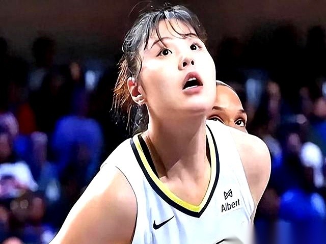 关注中国女篮的球迷，最近都被李月汝、韩旭和李梦的最新去向刷了屏。
同一支国家队走出来的三位绝对核心，在同一个十月，交出了三份完全南辕北辙的答卷。有人打破了亚洲球员在海外职业赛场的总得分纪录，关键时刻却只能坐在板凳席末端递毛巾；有人刚与老家球队签下合同，手里捏着的离境机票却已经定在了一个月之后；还有人