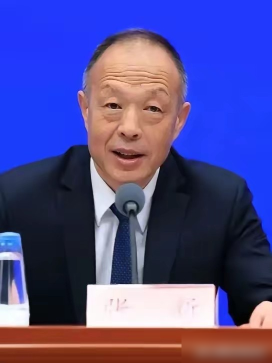 2-0领先，以为稳了。印尼人硬是把国羽男团按在地上，连扳三场。
石宇奇赢得利索，梁王组合拼下决胜局，金牌看着就在兜里。可李诗沣先崩，二双突发伤病只能临时凑对，配合稀碎，比分追平。
最后翁泓阳打一个19岁小孩。首局20-16，手握四个局点。然后连丢7分，21-23。第二局心态直接没了，13-21。