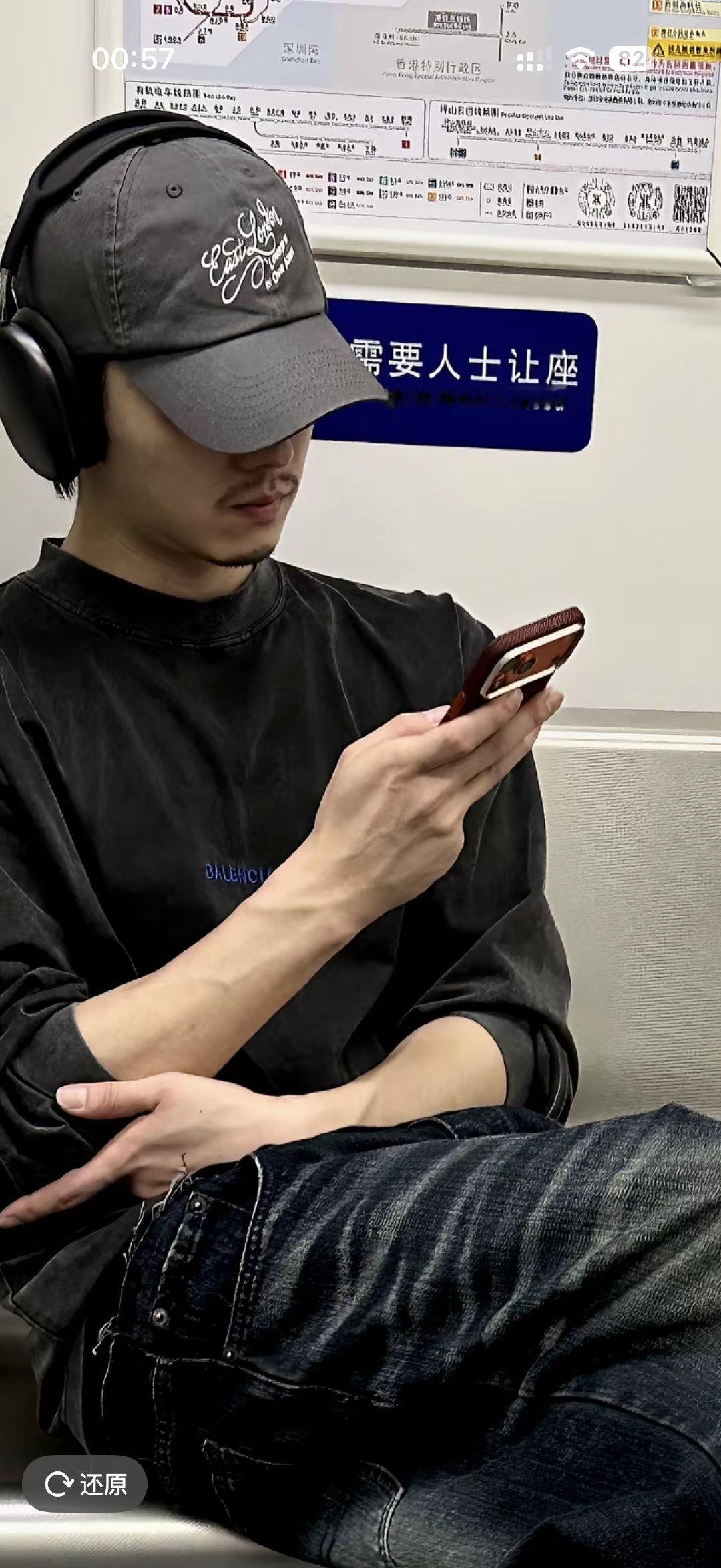 许凯昨日被偶遇细节图，浅浅的胡茬，手的骨感很明显，一身私服安安静静看着手机，简单自在。 ​