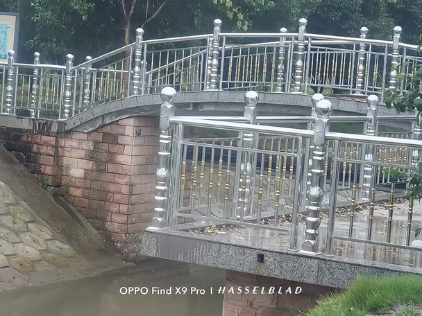 雨天漫步河边，雨水落在水面泛起细碎涟漪。没有喧嚣，只有草木、小桥与微风，享受这份安安静静的松弛时刻🌧️ #OPPO原相机发力了#OPPO影像大赛#OPPOFindX10 #OPPO旅拍神器  #O粉会  #一公里摄影大赛 #摄影当红一公里