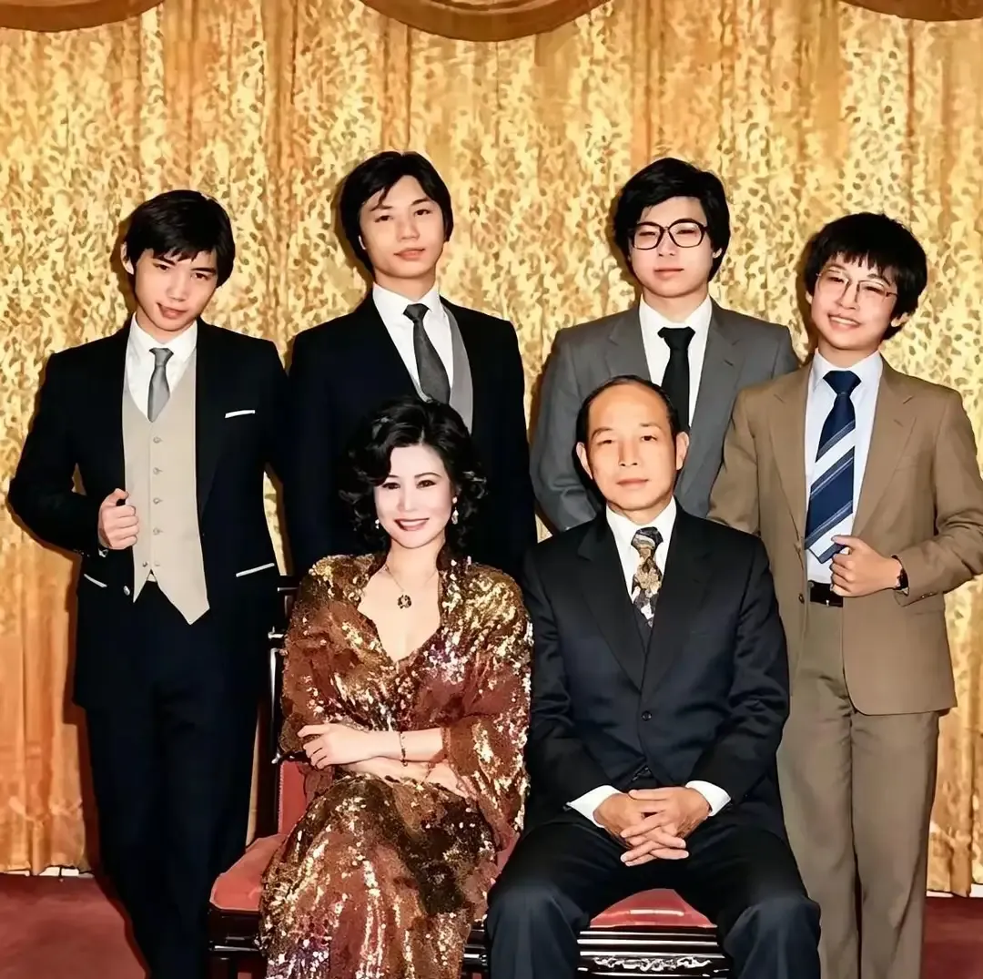 霍英东最宠三太太林淑端，连生4个儿子却从不争家产，去世时大房长子霍震霆亲自扶灵送50亿，原来豪门里“不争”才是真聪明。

在香港霍氏家族的豪门往事里，霍英东的三太太林淑端，始终是个特殊的存在。她得霍英东晚年偏爱，膝下有四个儿子，却一生守着本分，从未踏入家产争夺的漩涡。最终她身后得到的认可与资产，反倒
