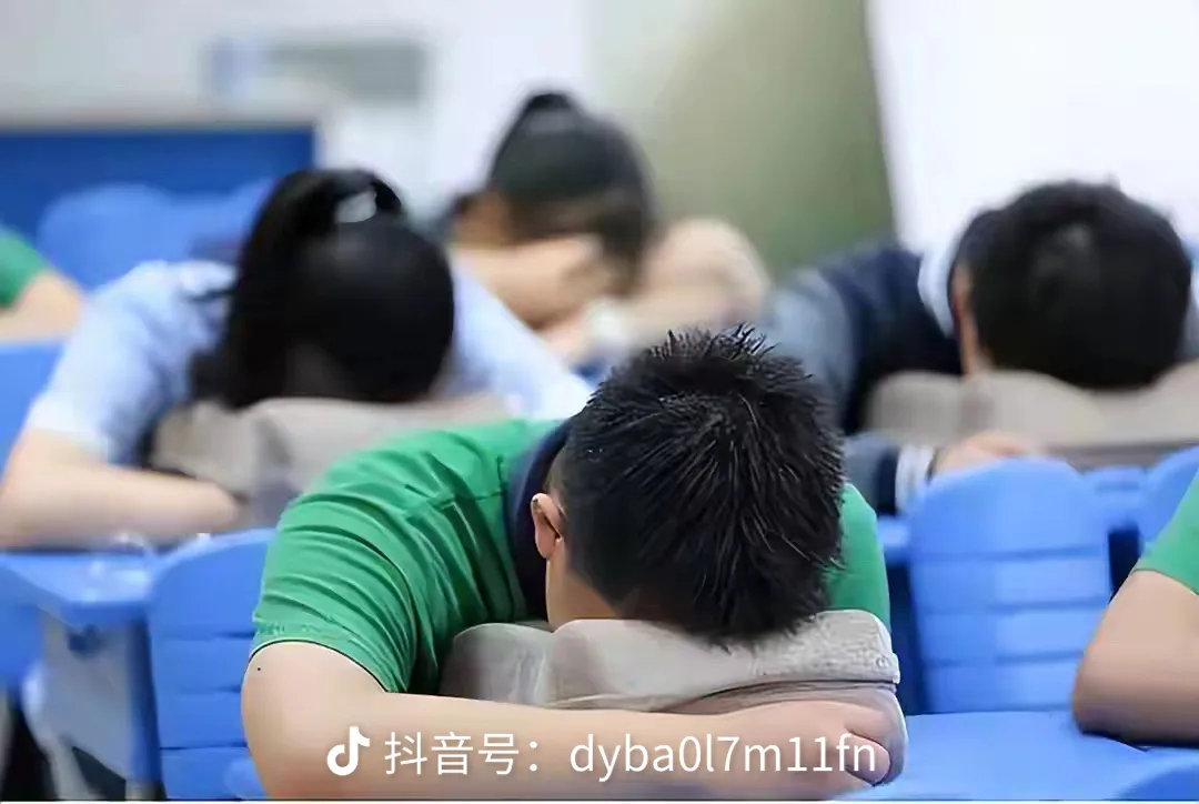 建议小学生午休不必强制睡觉

我们反正在家不午睡，在学校应该也是很难入睡的那一个 ​