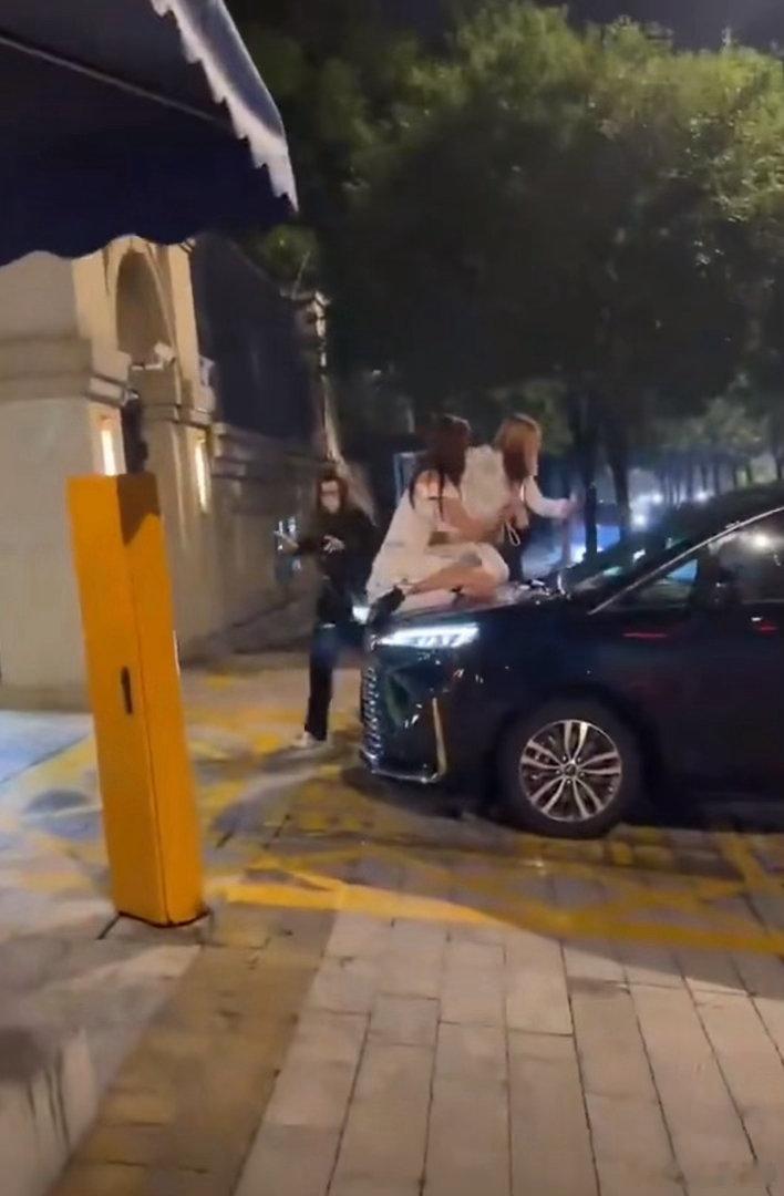 私生爬到余宇涵的车上了！！​​​