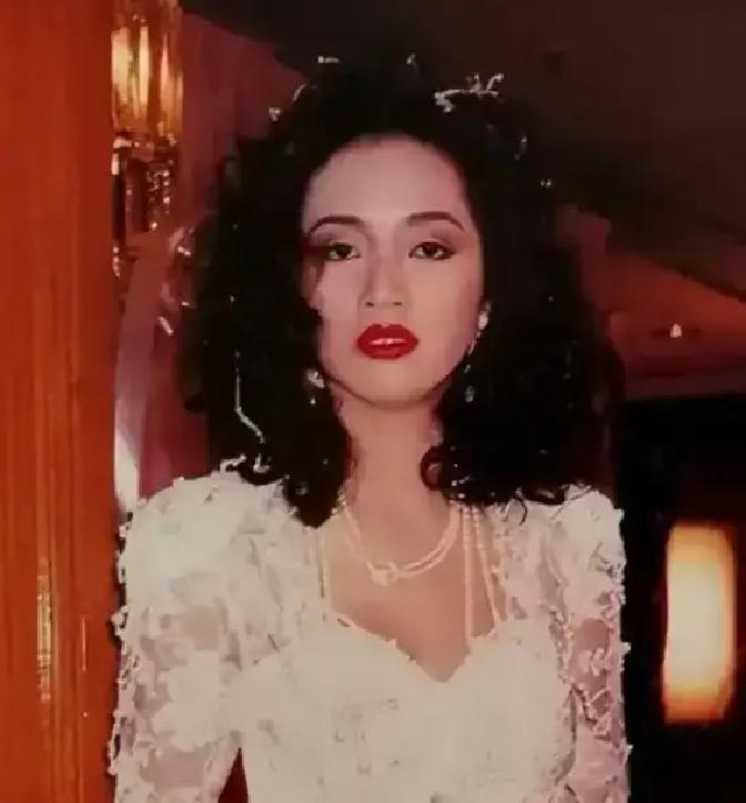 梅艳芳这信托基金，才叫把人心看透了！2003年她走后，遗嘱写得明明白白，母亲每月领7万生活费，后来通胀涨到25万港币，一年300万够不够花？可梅妈偏不满足，一次次打官司想把遗产全拿走。
 
覃美金捏着法院驳回的文书，指节泛白。她没看身旁垂着头的梅启明，只盯着墙上的挂历——又过去一个月，生活费该到账了