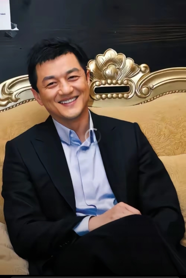 李亚鹏要翻盘了！被比亚迪方程豹选中，守得住本心，才会等来机遇
 
谁也没想到，浮沉多年的李亚鹏，迎来了事业上一次重磅转机。
 
这些年的李亚鹏，活在大众的争议之中。曾经风光无限的演员，转身下海创业之后，经历过项目受挫，也承受过铺天盖地的流言。起起落落之间，他慢慢淡出荧幕，转头经营民宿，踏踏实实过自己