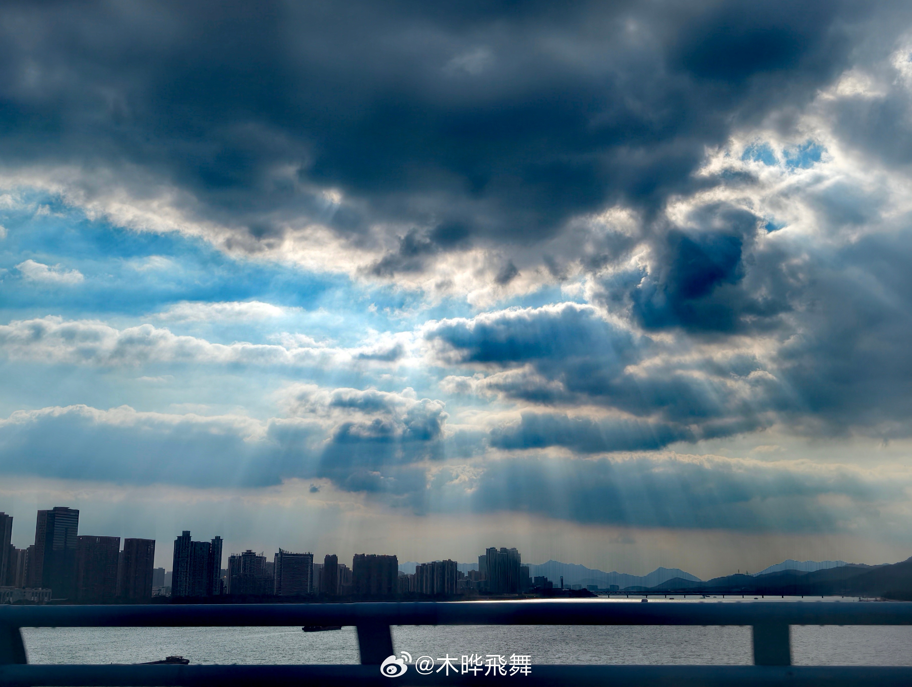 云把天光裁成千万缕，风一吹，光就有了形状。丁达尔就是天空从云隙俯身，给人间的一封短信。丁达尔效应随手拍天气木晔叙事[超话] ​​​