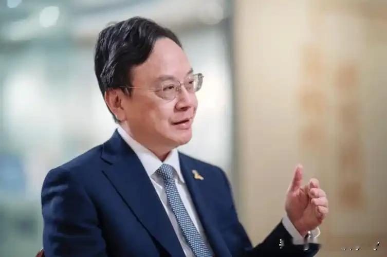 最有希望获得2026诺贝尔奖的中国人：
1. 生理学或医学奖
‌卢煜明，香港中文大学校长、中国科学院院士。
核心贡献：‌首次证实孕妇血浆和血清中存在&34;胎儿游离DNA&34;‌。
2. 物理学奖
薛其坤，南方科技大学校长、中国科学院院士。
核心贡献：首次从实验上观测到&