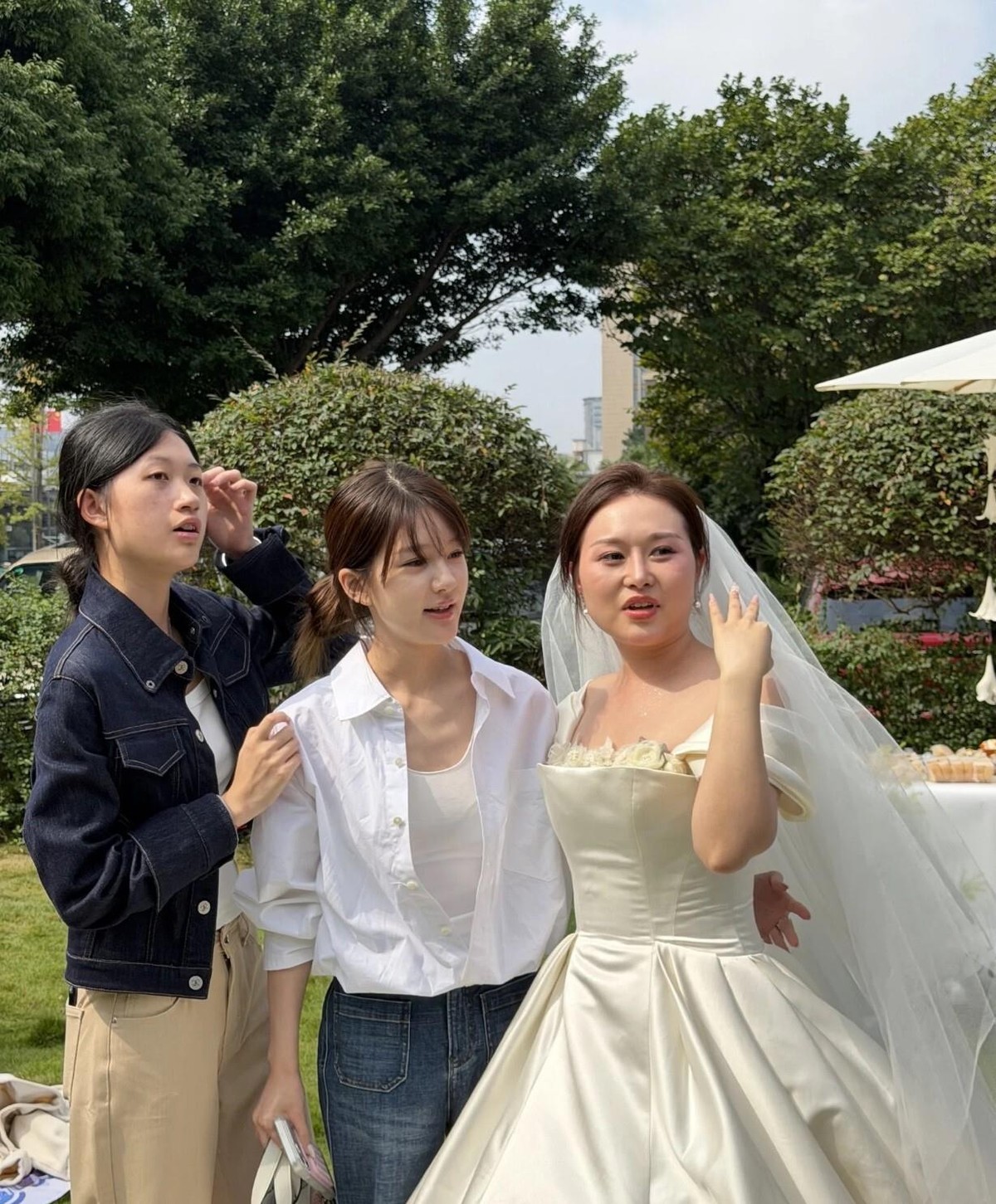 赵露思国庆期间在成都亲友婚礼上担任证婚人，穿白衬衫牛仔裤低调现身。现场她参与抢捧花、玩套圈，致辞时一度哽咽，说“谢谢你们让我们感受到幸福”。很多人盯着她的脸讨论变化，却忽略了一件事：她是以“表妹”身份站在那里的，不是明星赵露思。白衬衫扎低丸子头，跟素人合照时那种松弛感，装不出来。一个人愿意在亲友婚礼