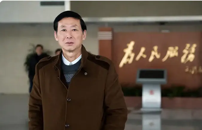妻子在家中遭强奸致死，丈夫蒙冤判无期，熬了17年改判无罪，真凶落网时警号一亮，竟是蚌埠交警。
 
（主要信源：央视网 男子被冤杀妻入狱17年 关键证据DNA鉴定两次未采纳）
 
1996年12月2日清晨，安徽蚌埠一栋老单元楼发生一起命案。
住户韩某送走孩子后离奇遇害，中午失联的家人上门，发现房门完好