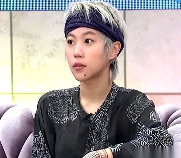 提起窦靖童和李亚鹏的这段过往，最让人出乎意料的，往往是那个被外界光环掩盖的细节。
作为聚光灯下长大的星二代，窦靖童从小有个毛病：见不得黑。她晚上根本不敢一个人出门，只有站在亮堂堂的灯光下才觉得舒服，连睡觉都必须整夜开着灯。
而当年给了她这份缺失的安全感，把她从这种“幽闭恐惧”里拉出来的，不是生父，而