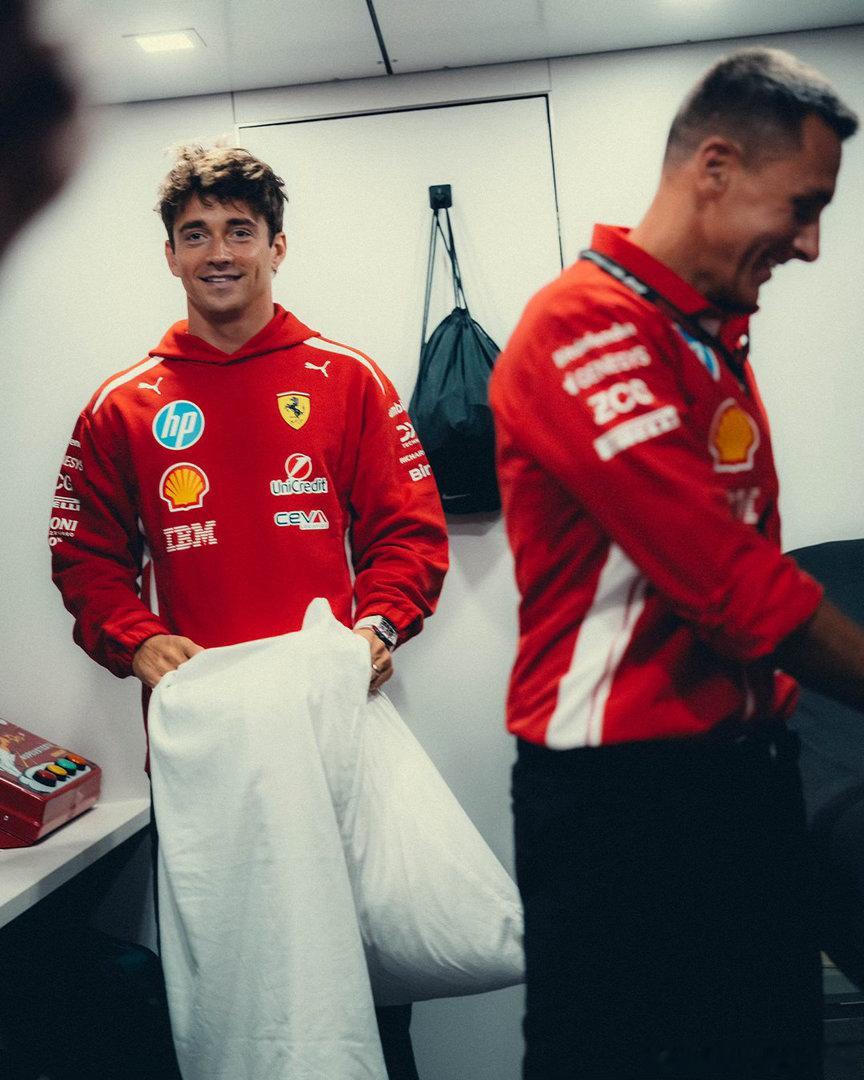 #F1[超话]#  法拉利依旧让人玩枕套[doge]帅哥你好👋依旧不会套[doge][doge]#f1小报##f1﻿ ﻿##勒克莱尔# ​