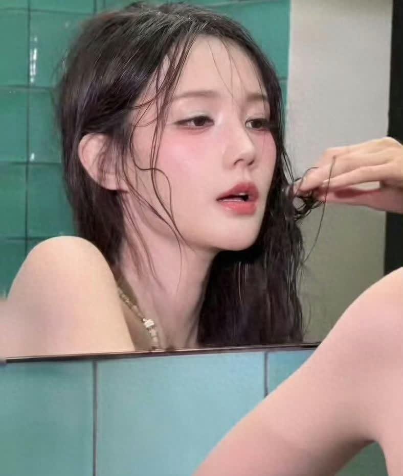李一桐浴室写真美到犯规，又纯又欲的氛围感，简直让人无法抗拒 ​