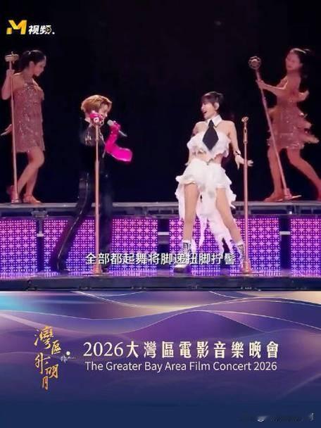 我宣布，海湾区升明月晚会最抓马一幕，真给我看愣了。

刘雨昕和谢金燕合唱《跳舞机》，刘雨昕又唱又跳忙活半天，气还没喘匀。

她一扭头，发现谢金燕没戴麦没话筒。那个瞬间，我隔着屏幕都替她冷汗刷一下。

刘雨昕的表情像在喊：人咋能闯这么大祸啊！太真实了，完全不是演出来的。

说实话，晚会最怕这种，台上一