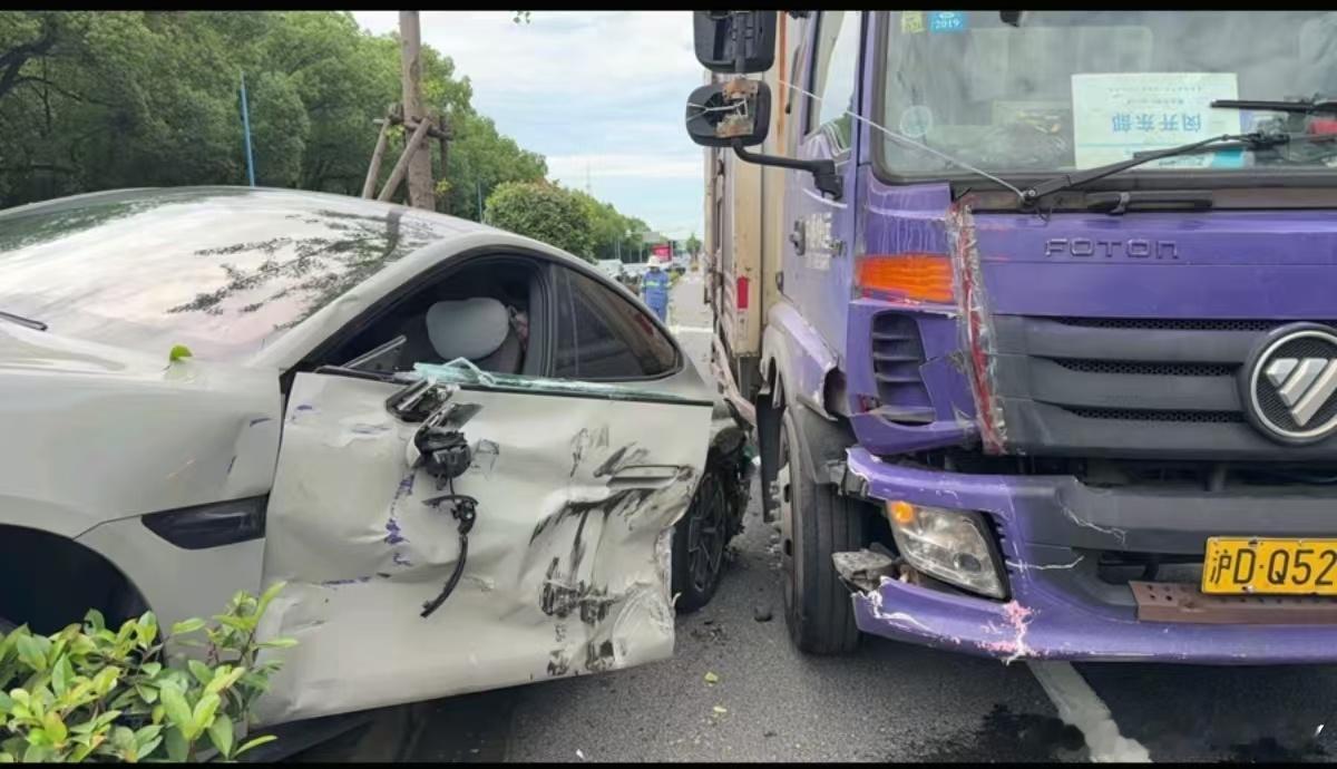 一次事故，让我彻底认准小米汽车！真心感恩❤️

今天一定要发自内心好好夸一波小米汽车的售后！作为车主，这一次经历真的让我彻底被圈粉，满心感动！

7月初正常行车途中，被大货车违章变道撞击，新车严重受损，当时整个人又慌又难过，特别无助😔。事故后车辆拖进店，我唯一的心愿就是希望能走全损 ​