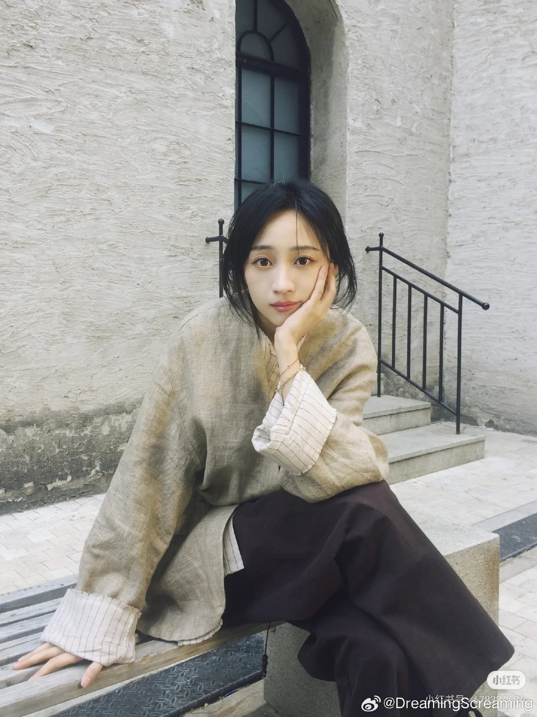 #黄婷婷[超话]# htt #黄婷婷话剧诛# 

想念一个北漂南京人。好喜欢看婷婷的工作图，好喜欢听婷婷分享剧组趣事。千言万语就是想婷婷了。

你不要这样望着我的眼镜～

​