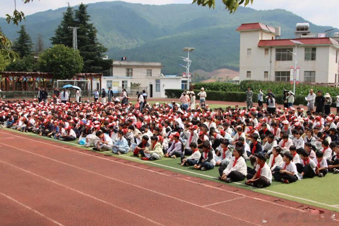 【石屏哨冲镇开展“开学第一课”暨国防教育进校园活动】
新学期伊始，为切实增强广大师生的安全防范意识和国防观念，筑牢校园安全防线。近日，石屏县哨冲镇在哨冲镇中心小学组织开展了“开学第一课”暨国防教育进校园活动，为全校师生带来了一场内容丰富、精彩生动的安全与国防教育课。

多维宣讲，筑 ​