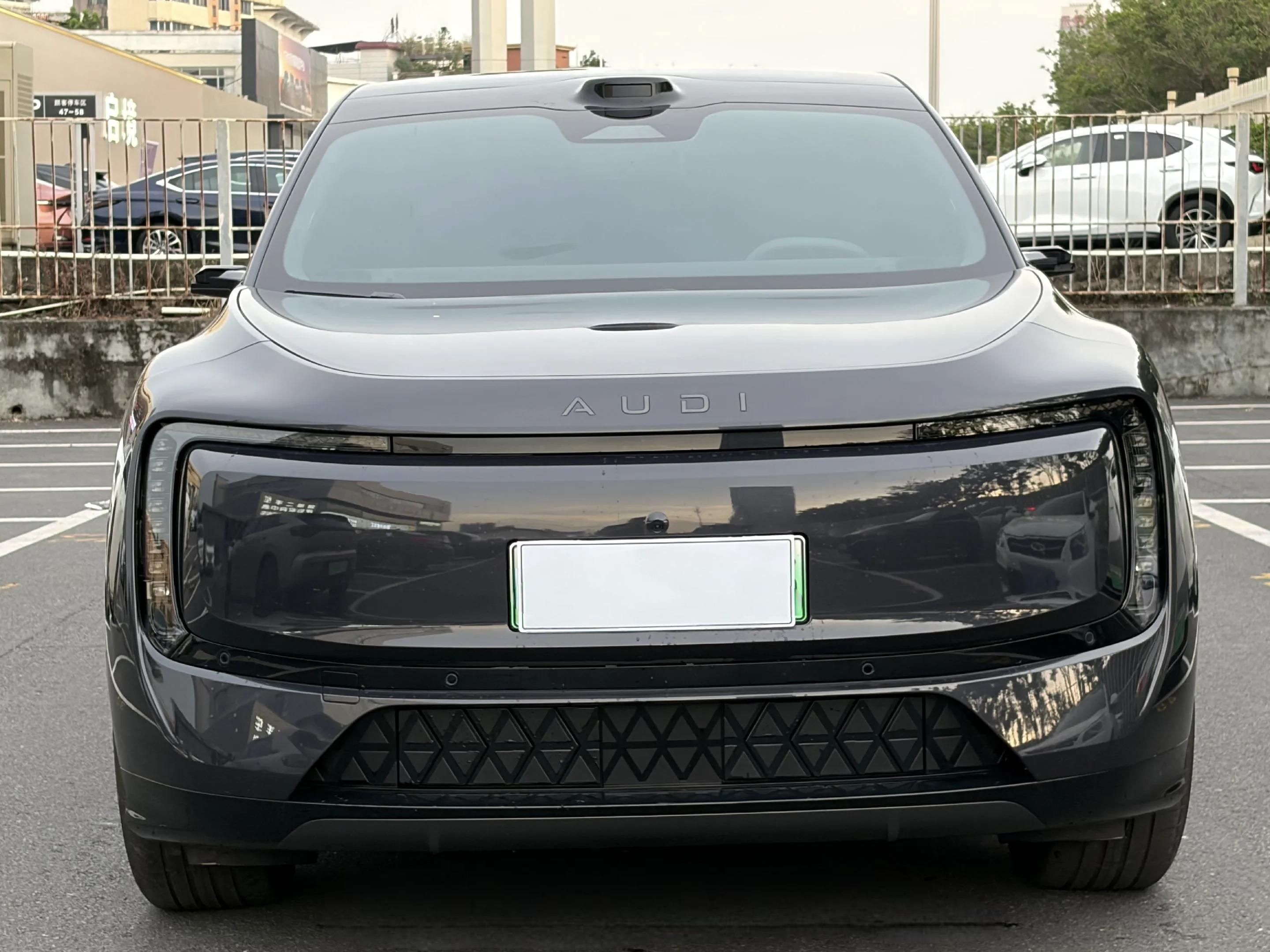 最近在筛选豪华纯电家用SUV，特意到店深度试驾了奥迪E7X。结合日常通勤、家庭代步、短途自驾的真实用车场景，聊聊这台车最实在的表现。
先说驾驶感受，这台车的一大特点是稳，和很多主打轻快的新势力电车不同，E7X开起来底盘厚重感很足，高速行驶车身贴地感强，完全没有轻飘飘的感觉。日常市区代步，电门调校很线