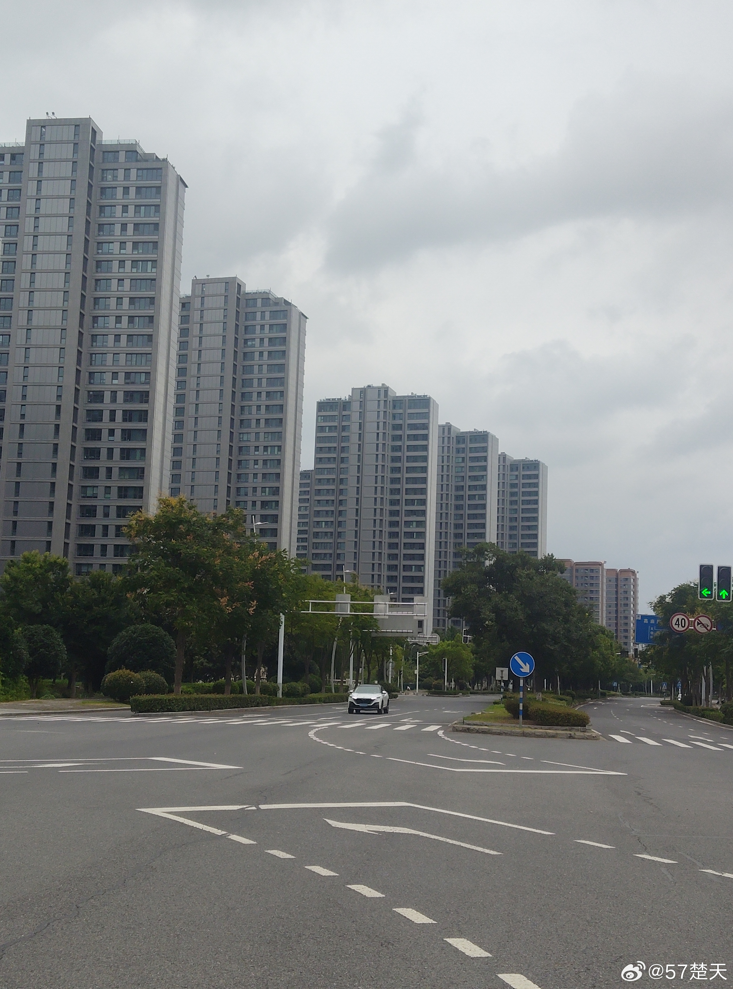 出去骑行锻炼顺便看风景的，没想到被外卖小哥的电瓶车追尾，双膝双手着地，万幸双手一点事没有，只是双膝受了点轻伤。

我和小哥都没事，他的大电瓶车更没事，可我的跑车后轮却扭曲变形没法骑行了。小哥也不容易，在南京买房娶妻生子，还有房贷。我说你给我找家修车铺吧，费用我自己承担，不用你出。小 ​