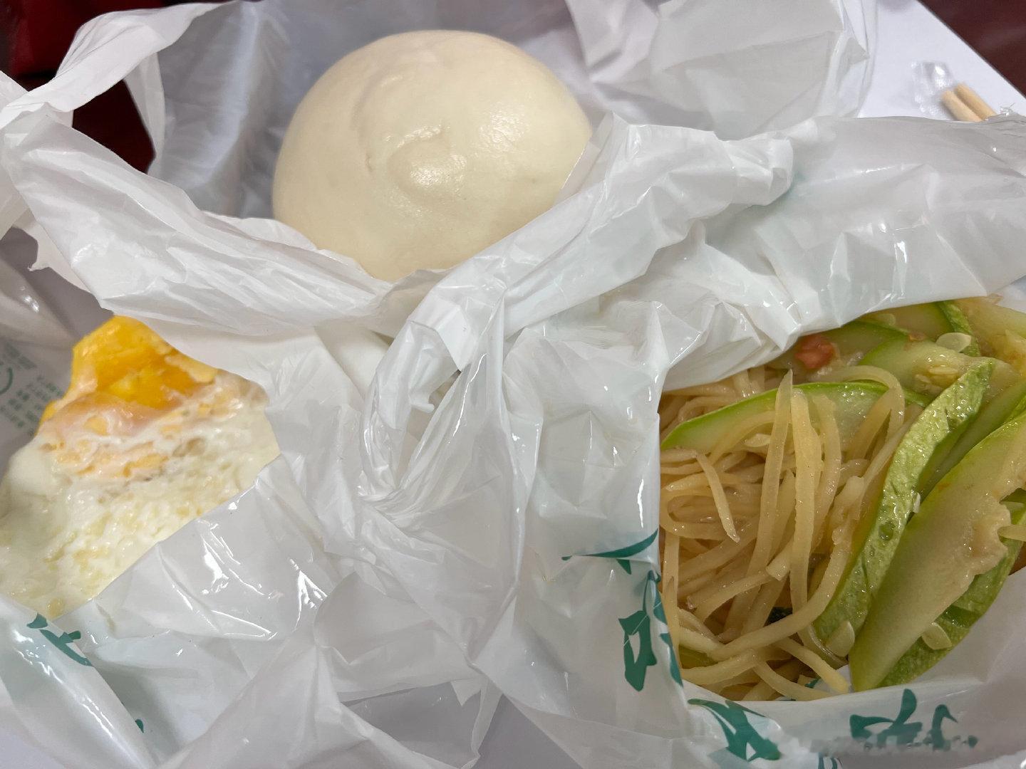 今日早餐🍳
吃点朴实的
馒头煎蛋炒菜和黑咖
如此简单又如此丰盛
正编辑微博呢
同事又送了一只绝美煎包

#郭艾伦说中国男篮志在必得# ​