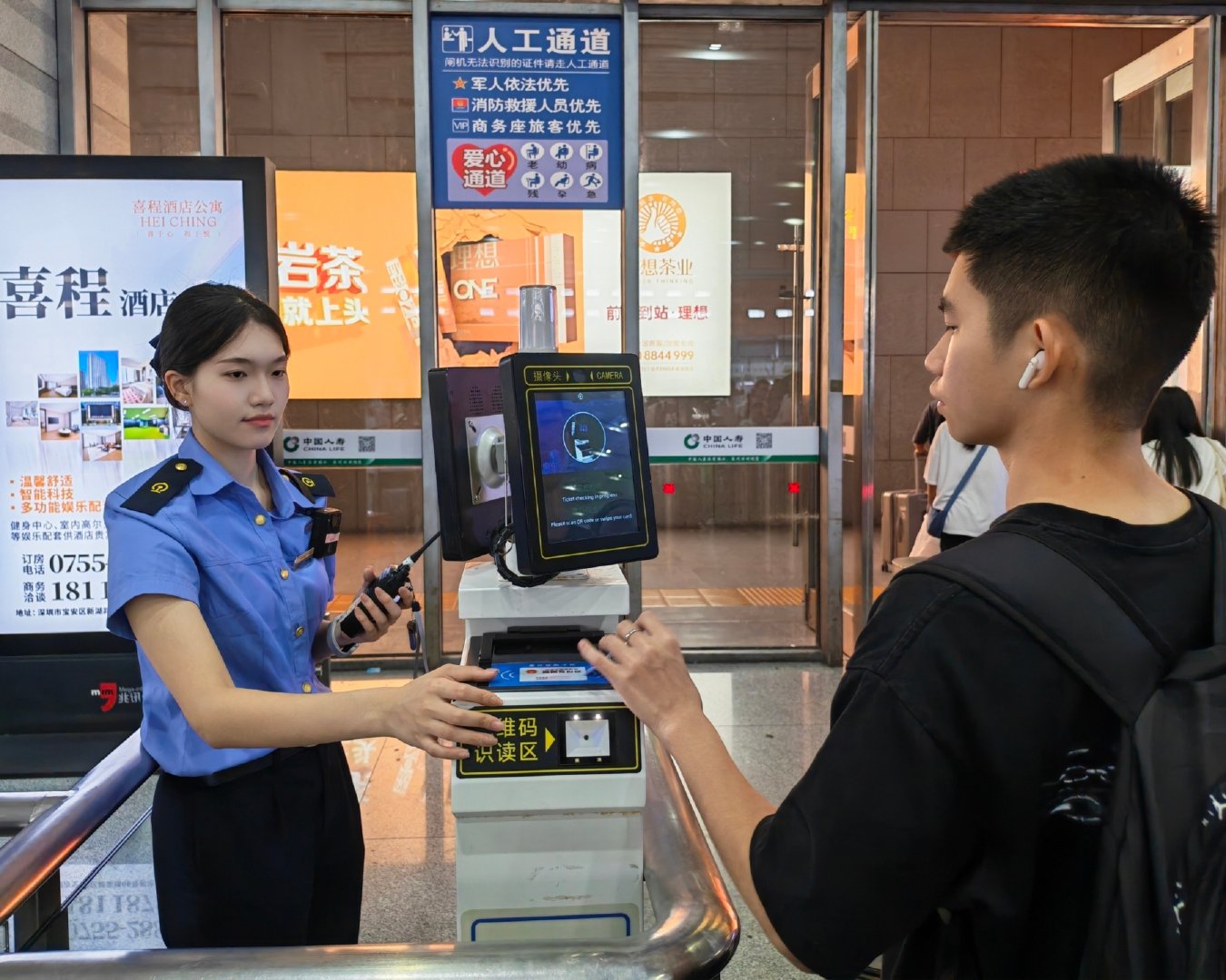 #漳车微视角# 铁路部门温馨提示：乘车前可以通过铁12306App、候车室车站大屏、行程信息提示单等查看检票口信息，在对应检票口排队检票，有序进站。持身份证原件的旅客可通过自助检票闸机检票进站，携带儿童乘车的旅客，可走人工通道检票进站。（文图：吴欢） ​