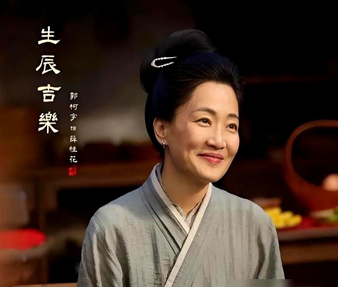 十几秒没台词，一只手死死扣住门框，恐惧和愧疚瞬间溢出屏幕。

这是郭柯宇在《北上》里的关门戏。她咬紧后槽牙，手指一点点脱力滑落，硬生生把满腹委屈和恩情全憋进肚子里。没掉泪没嘶吼，角色的挣扎直接砸进人心里。

孔令美演的秦舜华也绝。表面端着温水般的和气，转过身骨子里的规矩硬得戳人，几步路就把宅邸里的暗