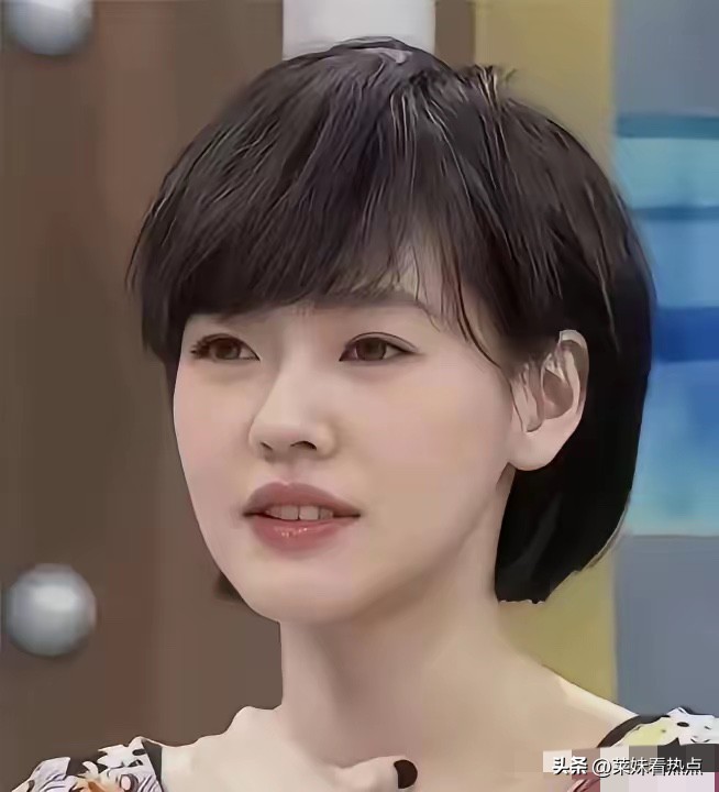 论颜值，小S其实挺冤的！
大S一直说自己比小S漂亮，小S也默认这个说法，但她们好像都忽略了小S当年刚生完第一胎时的颜值有多迷人。

聊大小S的颜值排序，大半观众第一反应都是大S更美，可顺着时间线往回翻，这个公认结论其实从头到尾都站不住脚。

ASOS刚出道那会，10个路人里有9个都觉得小S更出挑。她