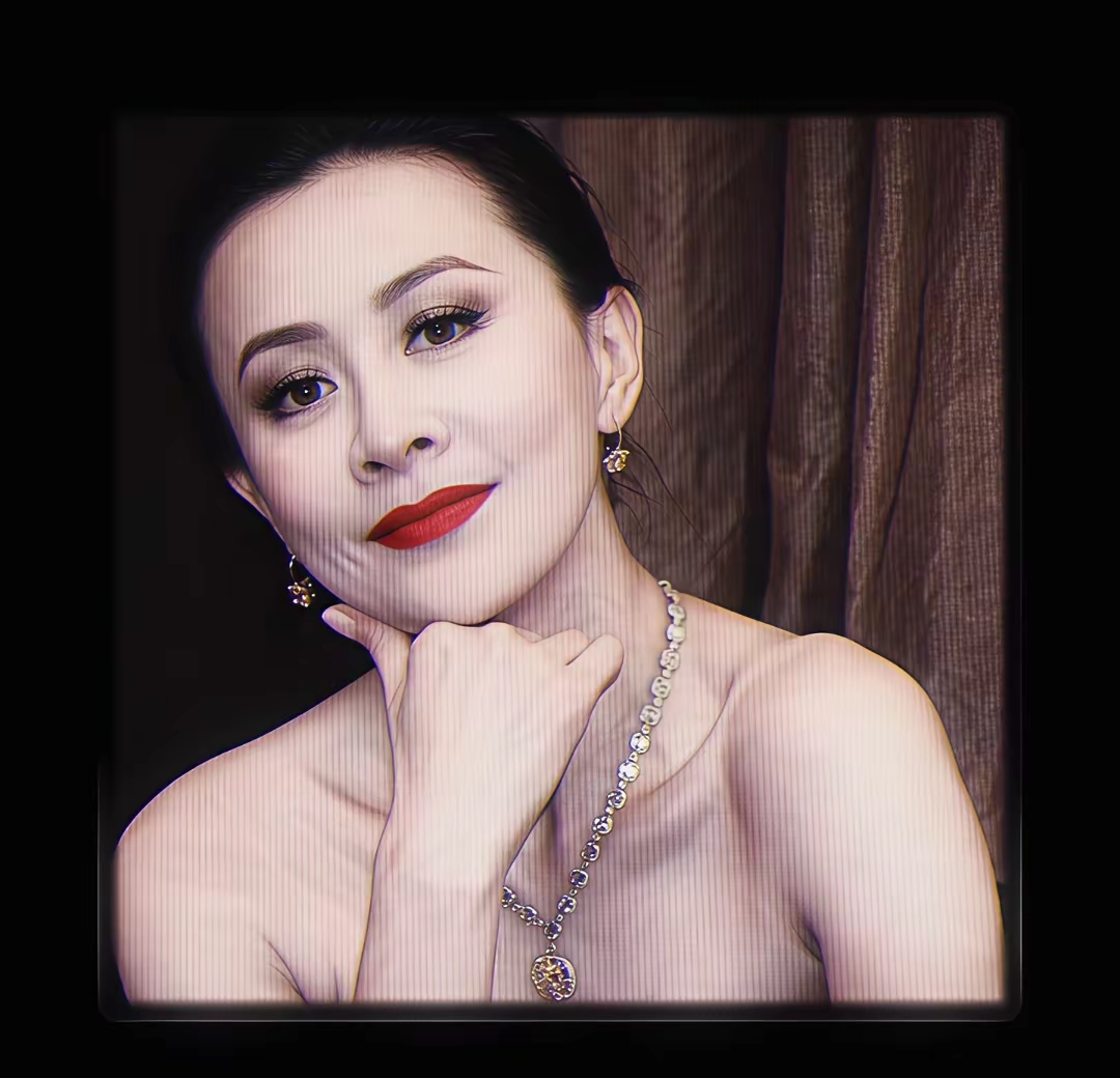 什么是女人顶级的底气？看完刘嘉玲瞬间懂了。
不是娇柔的白幼瘦，而是历经世事之后的松弛感，坦然接纳身体，大方展示自我。
有人欣赏这份坦荡，也有人诟病太过张扬。
但真正的自信，从来不是活在别人的眼光里。
岁月只是数字，内心丰盈，才会永远发光。