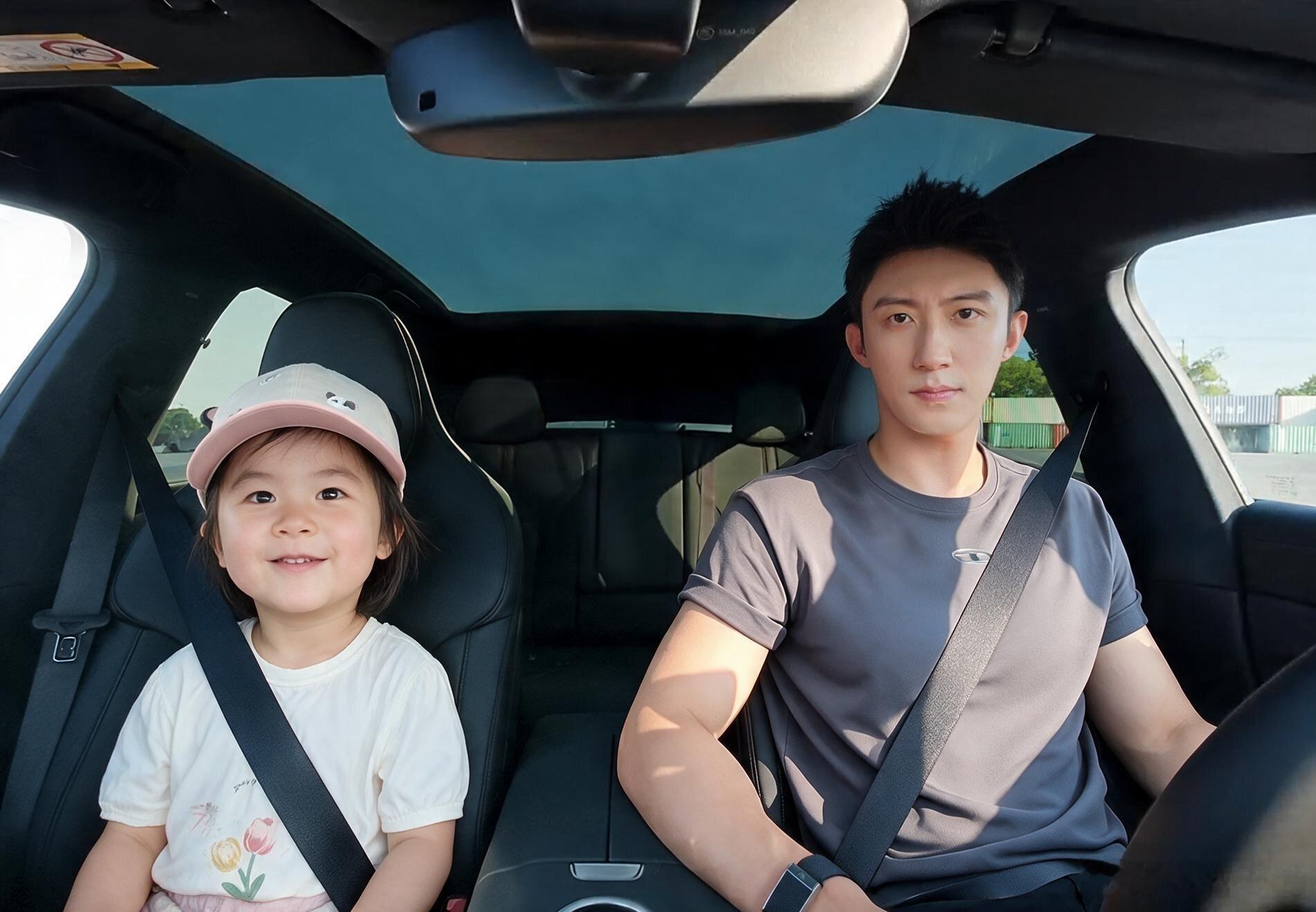 没去抢黄景瑜的副驾，因为我身边这个“VIP专属副驾”已经坐稳啦！👧🏻
戴着粉色小帽子，乖乖系好安全带，看着她笑眯眯的小脸蛋，才明白什么叫真正的“天生玩家”。不是去追逐多远的地方，而是开着启境GT7，带我最爱的小公主安稳又开心地看世界。🚗💨
今天我是她的专属司机，她是我最可爱的副驾 ​