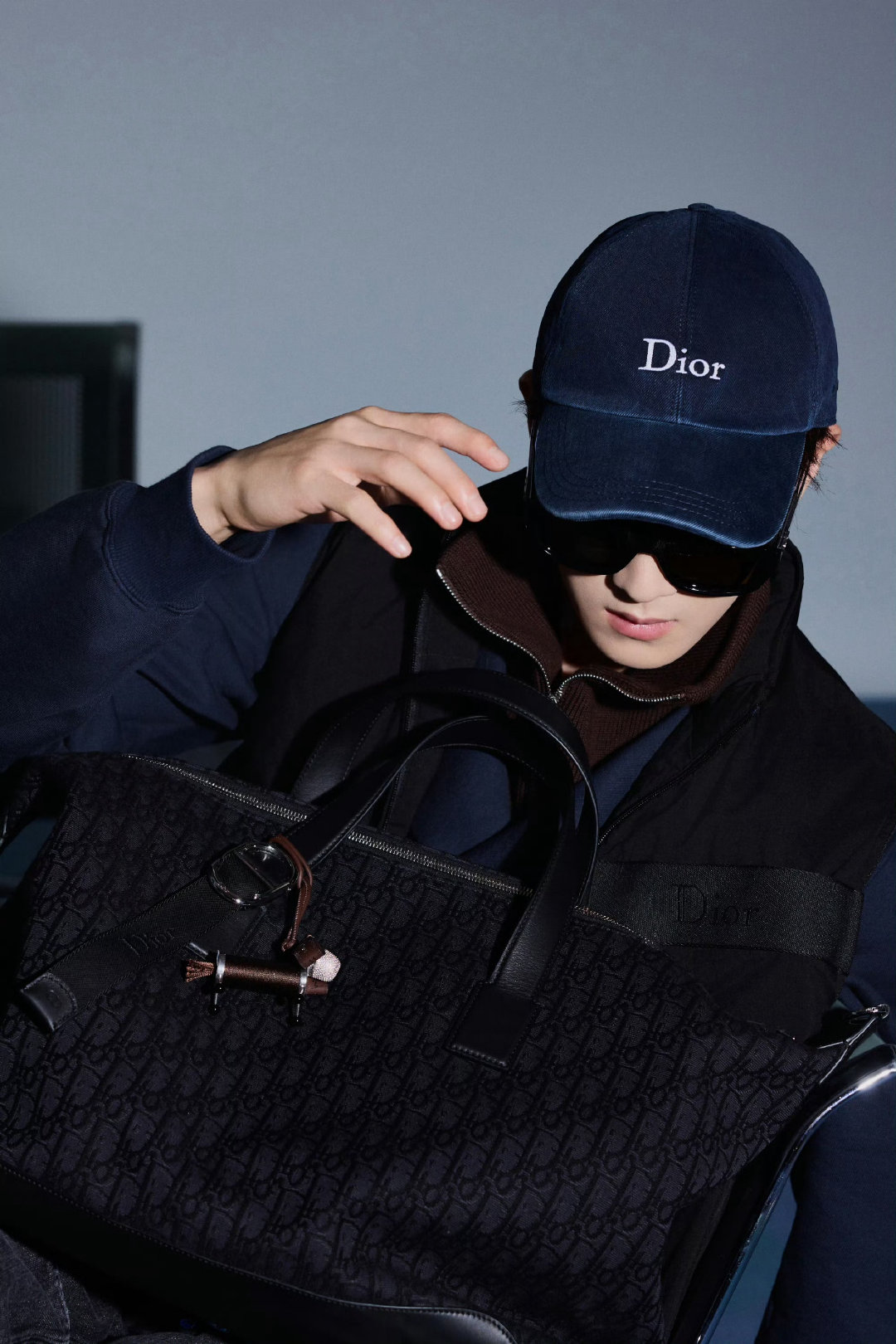 李昀锐 in Dior 🛫  启程 #巴黎时装周# 即将出席品牌2027春夏大秀，卫衣配牛仔裤，丹宁服饰穿搭，开启第四次巴黎时装周之行。#李昀锐巴黎时装周# #时装周# ​