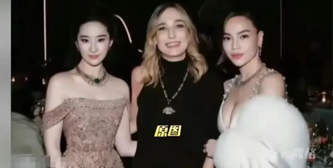 刘亦菲发了张三人合影，然后把左边那个人裁掉了，只留下自己和宝格丽CEO。

在她发之前，胡玉荷已经大大方方在ins上传了同场活动的三人合照。刘亦菲后发出来的，是同一张照片，但胡玉荷被剪得干干净净。

网友拿两张照片一对比，骂她不体面。有人翻出苏芒当年把洪晃裁出照片的陈年旧事，说娱乐圈的势利眼果然会传