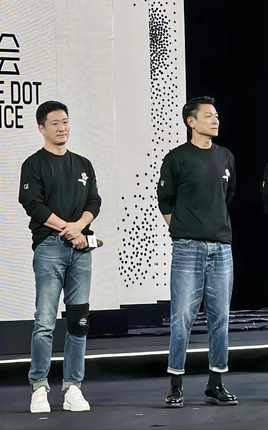 他们两个的同台，我才发现原来刘德华是真正帅气的男演员，身高也在线，比吴京高一点点，有男人味，更加耐看。

但从演技上看，吴京的演技要好一些，有好多经典的作品，让人看了一遍还想再看一遍。你说是不是？