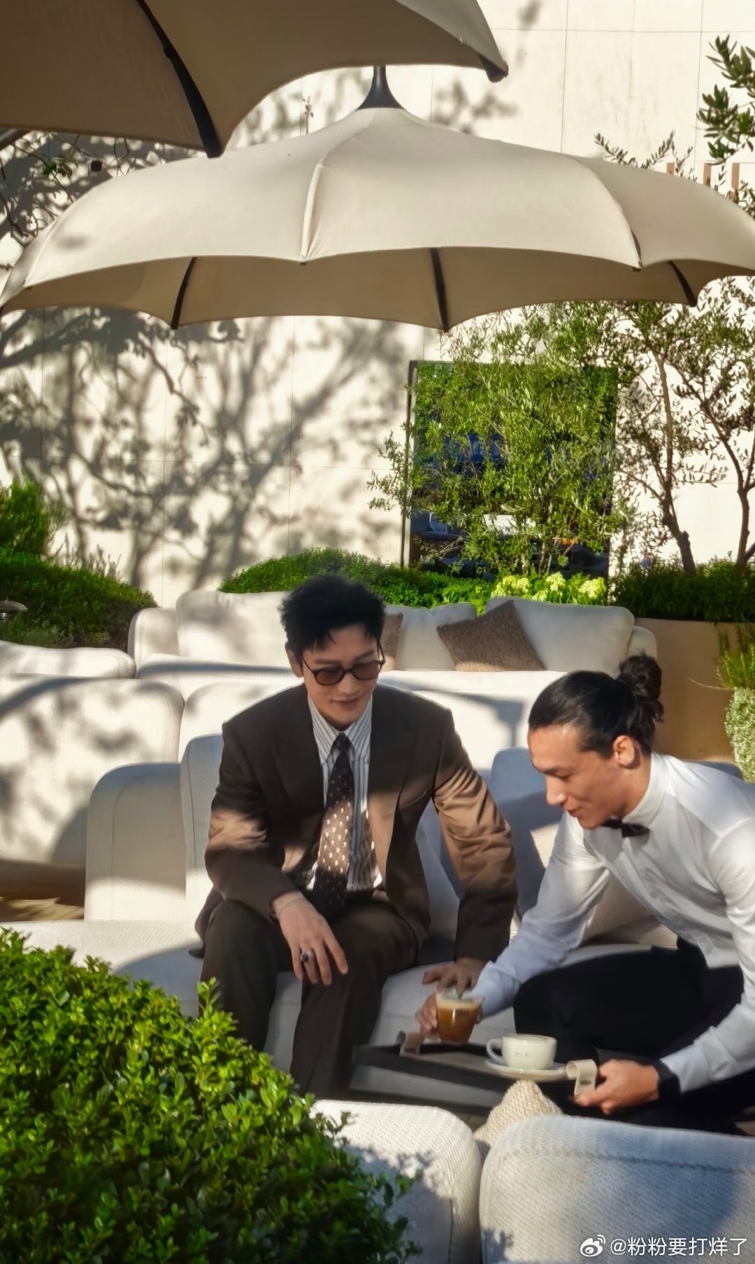 48岁的黄晓明回春了么？ 西装➕墨镜🕶️配上手上的戒指💍，精英霸总既视感[酷] ​