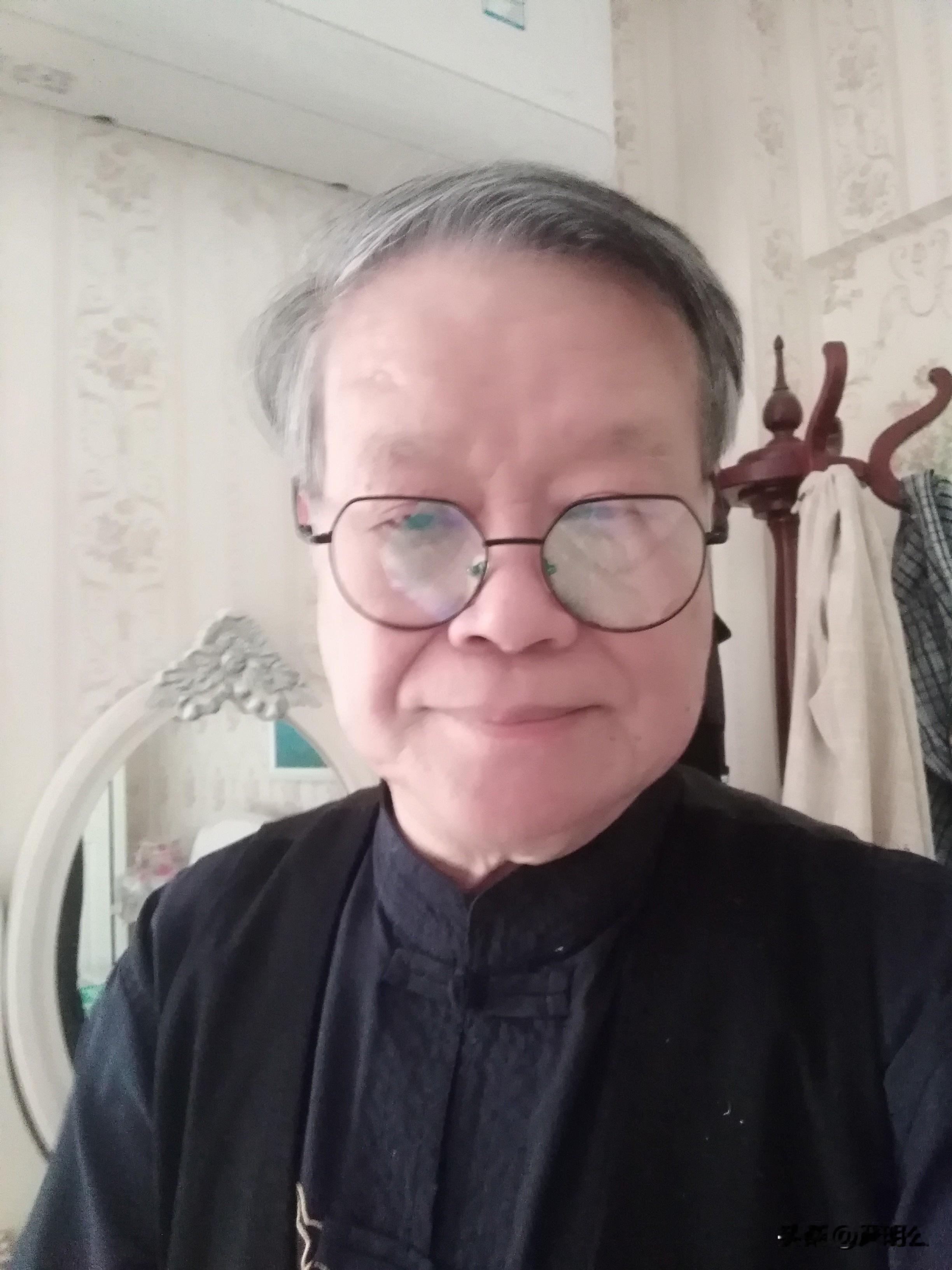 就楚未称帝事答客难（斯蓝）
     二三子网友：     
     楚国从未称帝，建议用王国更好。      
     严答：       
     很遗憾，建议无效！
      “楚虽三户，亡秦必楚”，尽人皆知；秦末农民起义政权史称后楚政权，楚义帝是中国历史上继秦始皇、秦二世之后的第三位