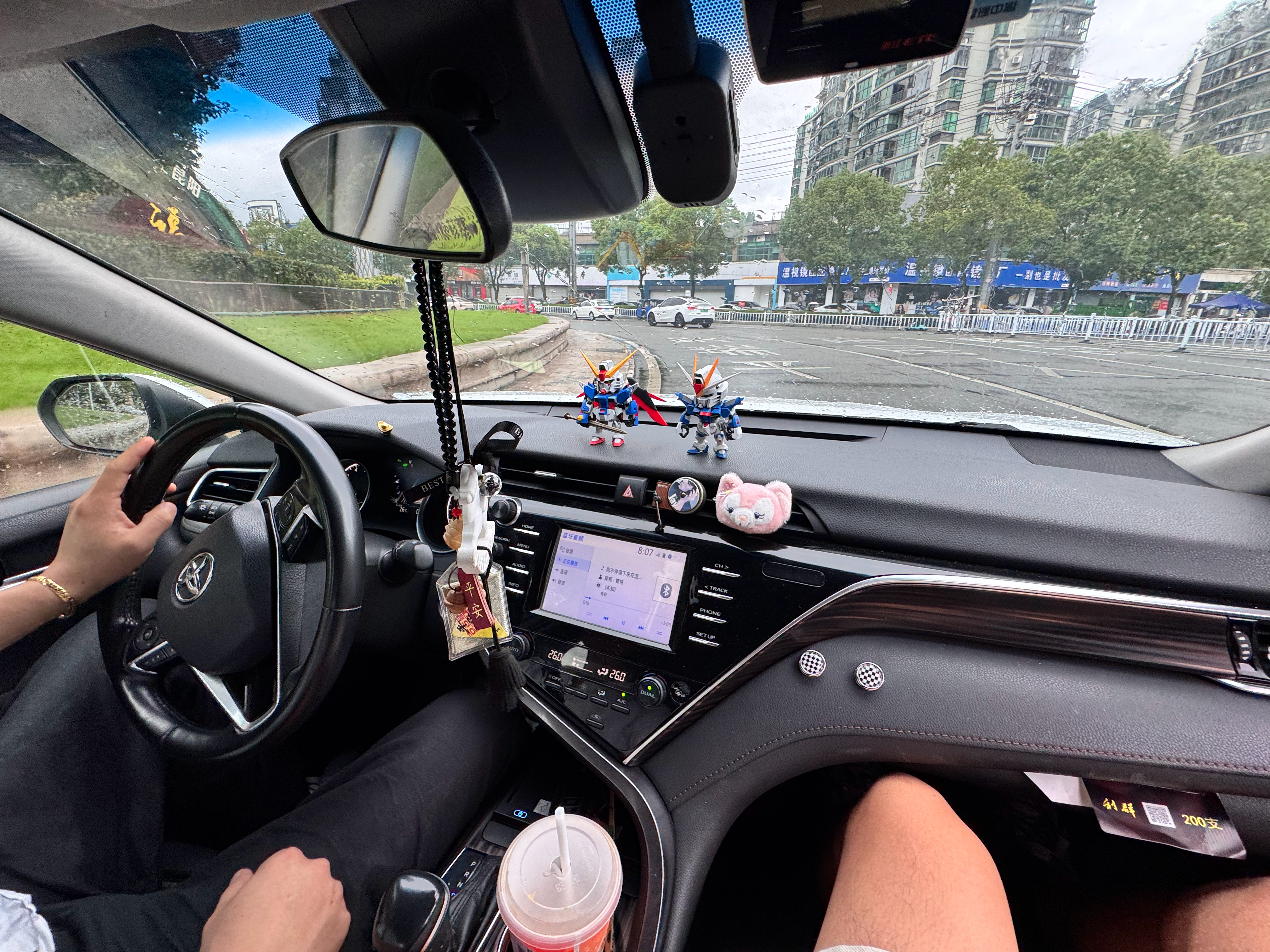 坐了下我哥们的丰田凯美瑞第8代车型行驶了8万多公里，首先是前排视野特别好前挡风玻璃面积够大，A柱没有做的很粗不会挡太多视线，车门到了窗沿这里做了下降，使得前排的左右侧车窗面积也特别大，整个车开起来行驶品质特别好，这在他刚买这辆车的时候我就感受过了如今几万公里行驶下来质感还是没变，底 ​