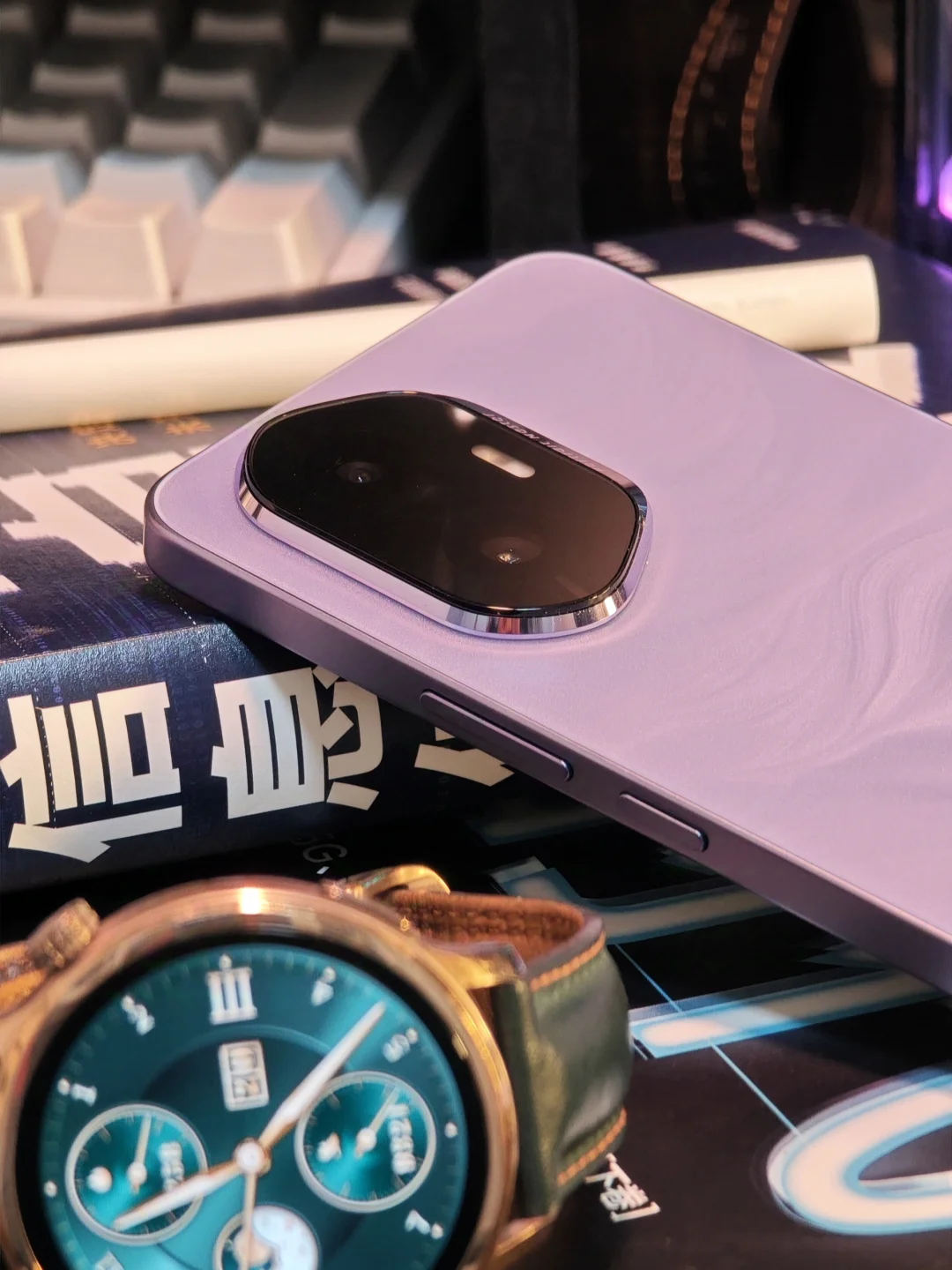 这才是荣耀300真机的样子，庐烟紫配色