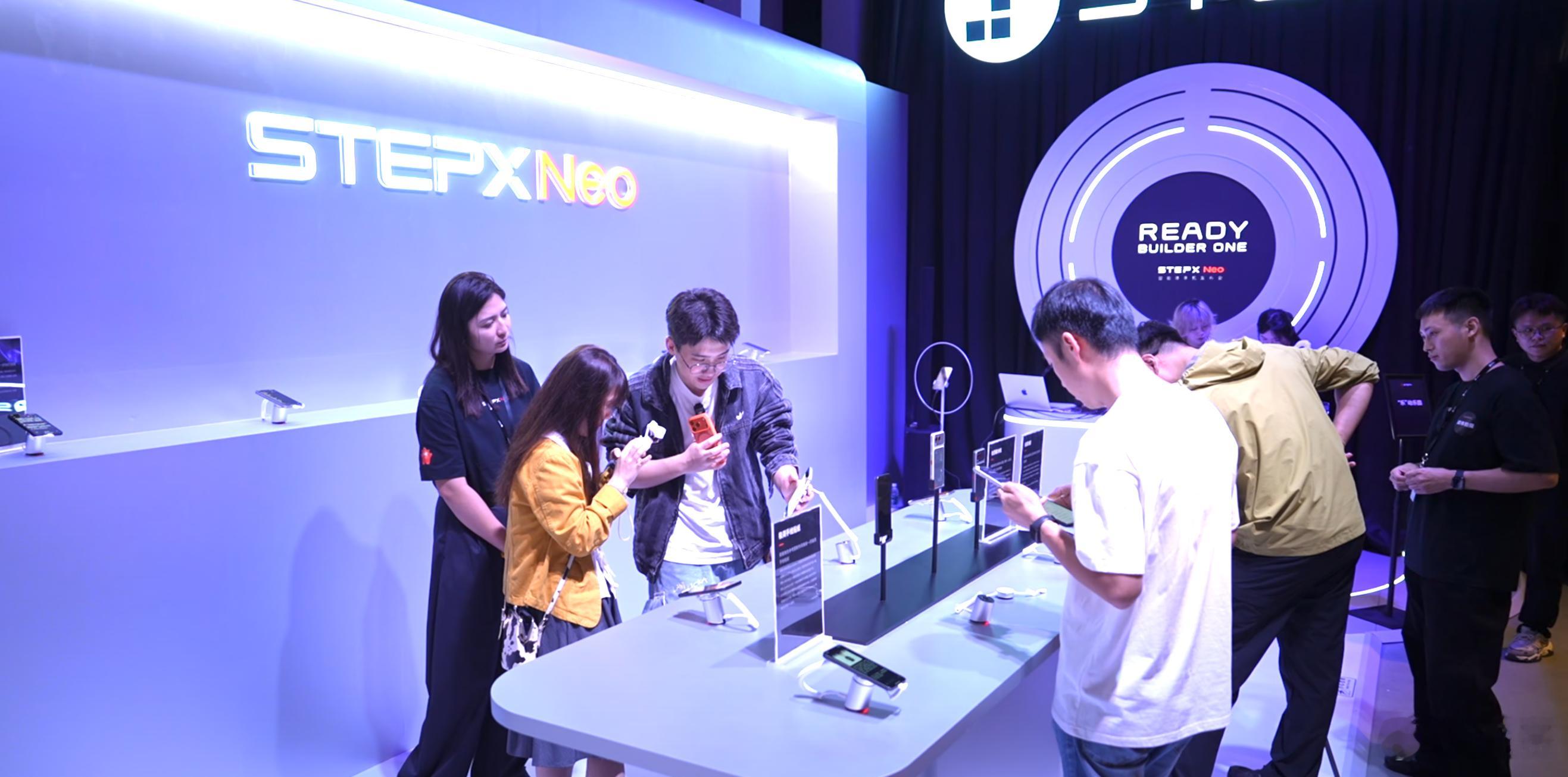 #STEPXNeo智能体手机发布#

 10月13日阶跃终端开了STEPX Neo先行版的上市发布会。从7月13日抛出生态构想，说“百日之约”，现在先行版真的做到了：首款大模型原生智能体手机STEPX Neo先行版，带着智能体阶跃Amoo一起亮相。 

阶跃Amoo跑在StepAOS 1.0上，硬件、系统、模型从一开始就是按智能体来设计的 ​