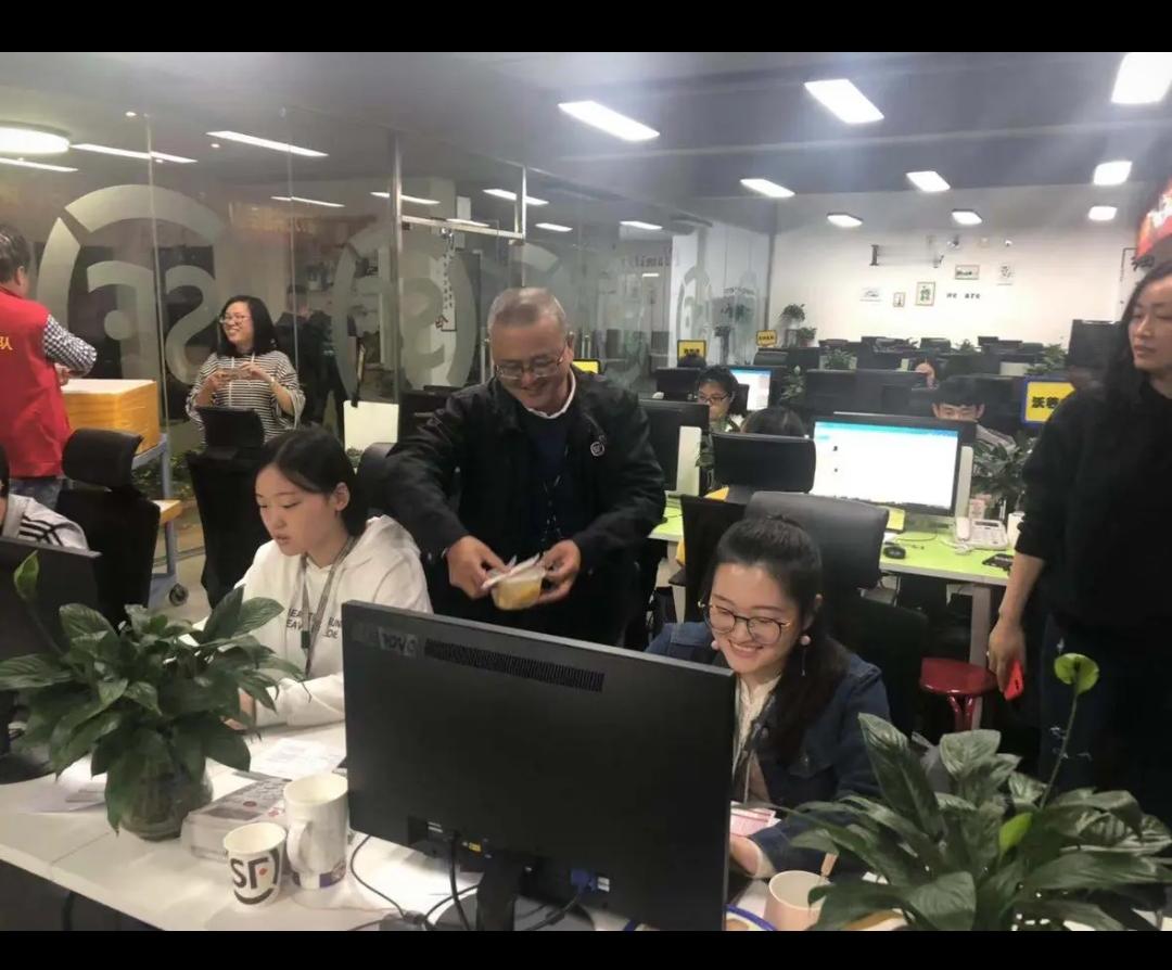 揭秘：大厂为什么把大量客服，全都搬到小城市？记者实地采访说出真相
 
很多人会疑惑：客服是线上打电话、打字聊天，跟物理距离有关系吗？全国用户，几百上千公里之外的小城市接电话，到底能不能行？企业在小城市，真的招得到足够的人吗？
 
不少媒体记者实地走访过宿迁、贵阳、内江这些客服大基地，看到了真实情况