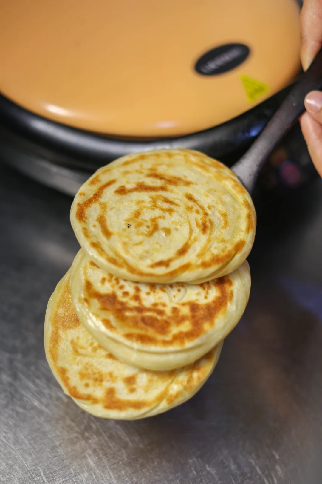 家常饼层次分明 体型较小，表皮酥脆又筋道